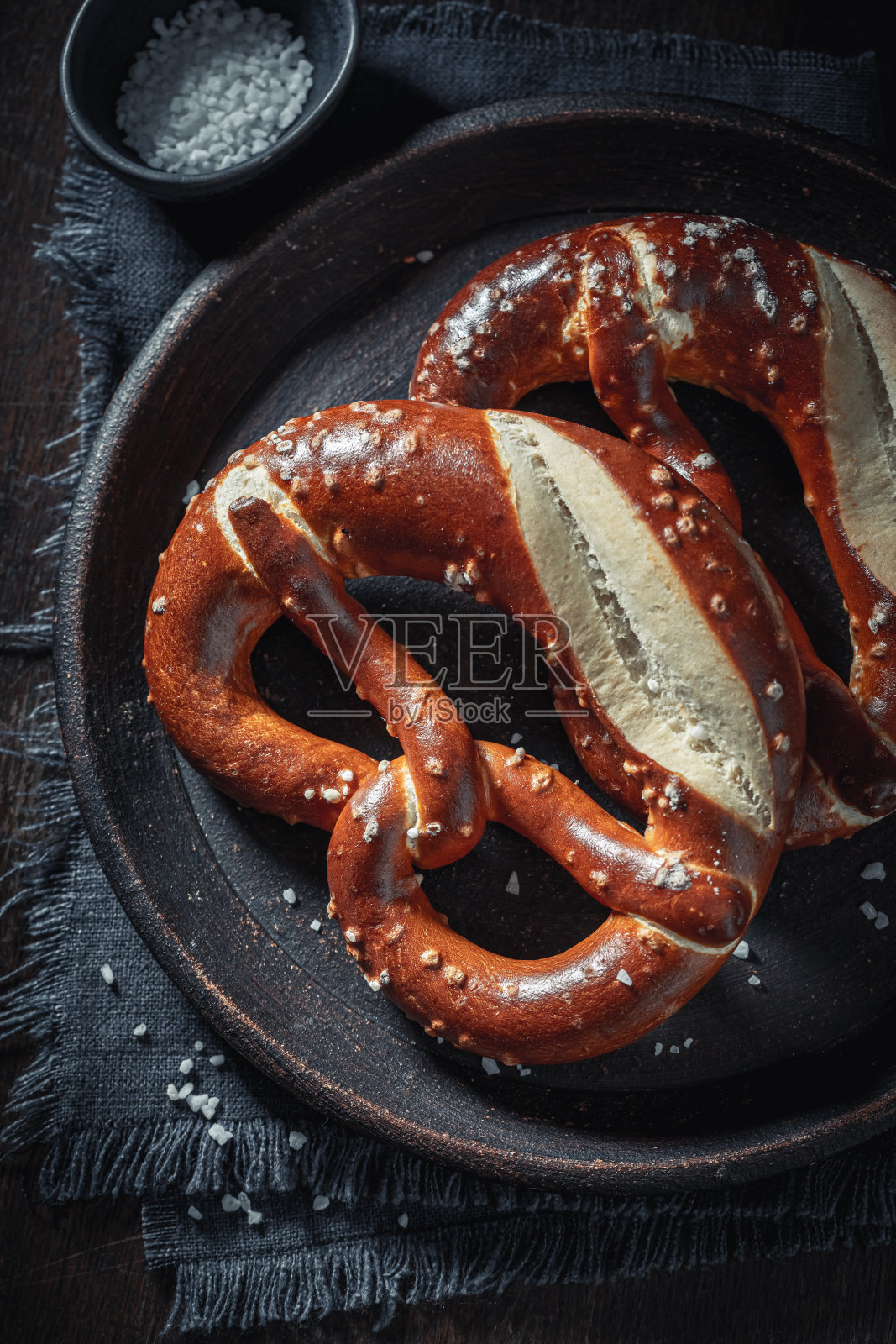 自制的脆椒盐椒盐卷饼,新鲜出炉。照片摄影图片