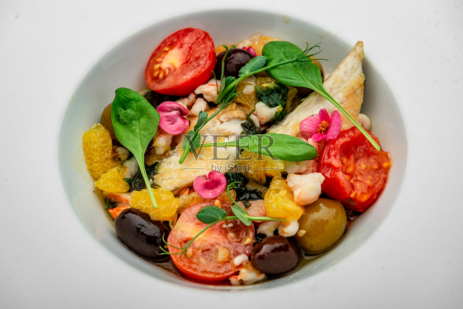 沙拉配鱼片、橙汁、橄榄、菠菜和虾仁照片摄影图片