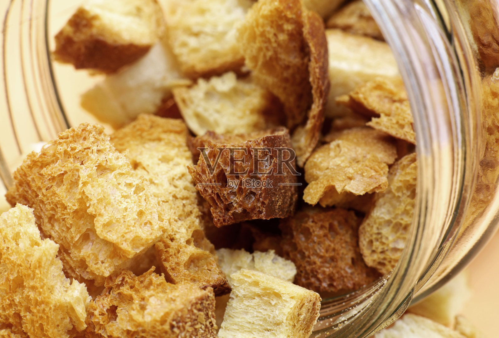 自制的干面包屑放在罐子里的特写照片摄影图片