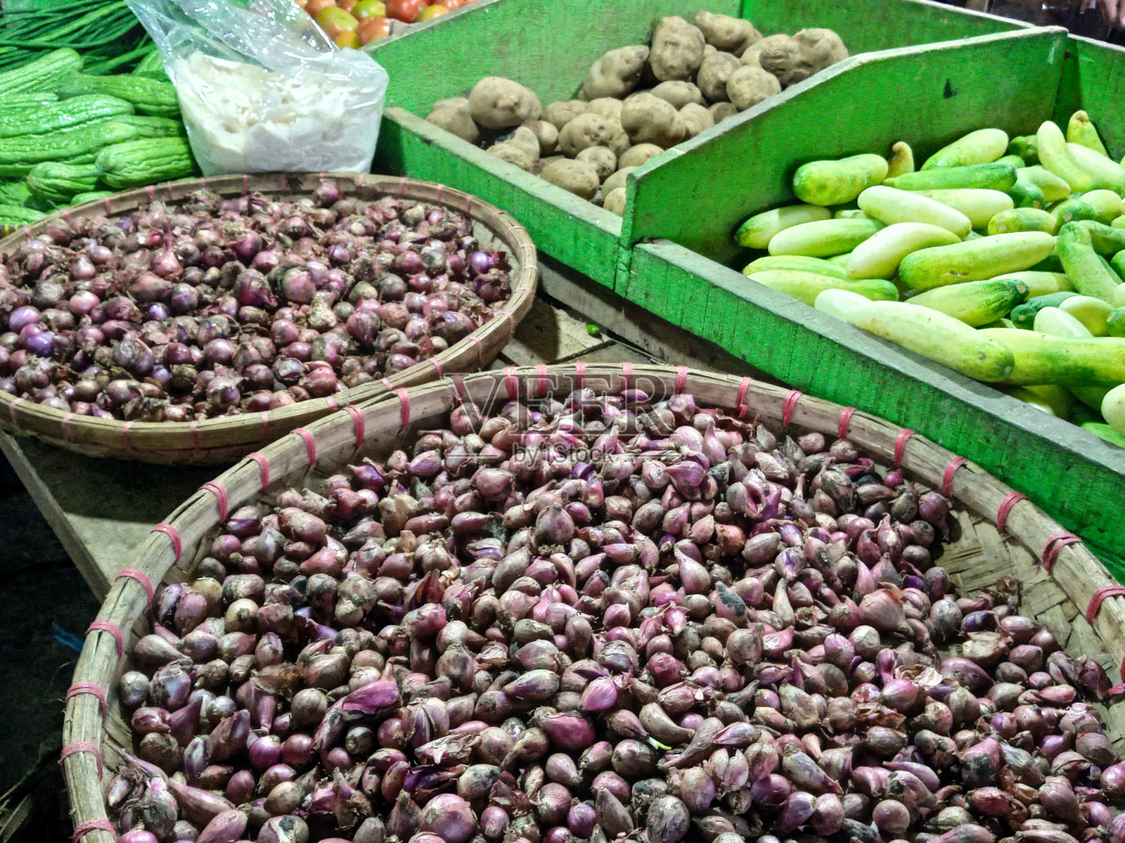 蔬菜背景上的洋葱照片摄影图片