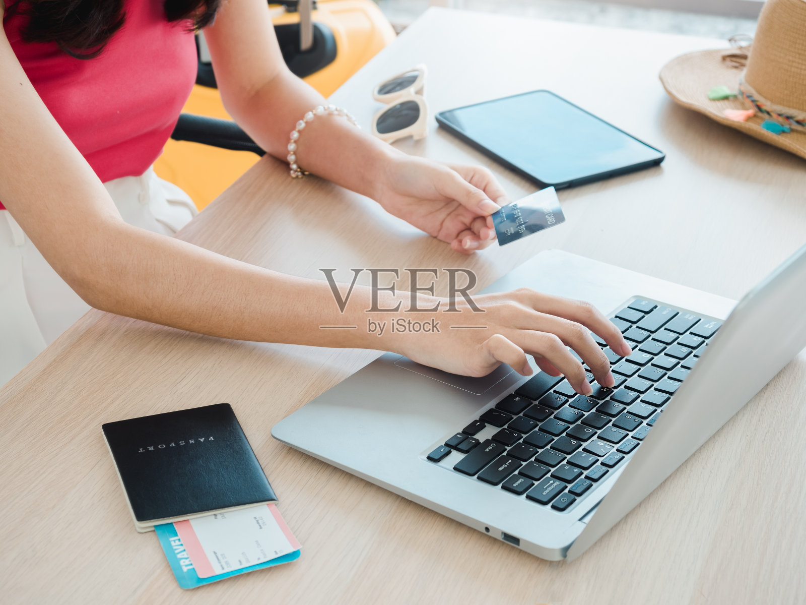 年轻女人手持信用卡和护照预订暑假旅行照片摄影图片