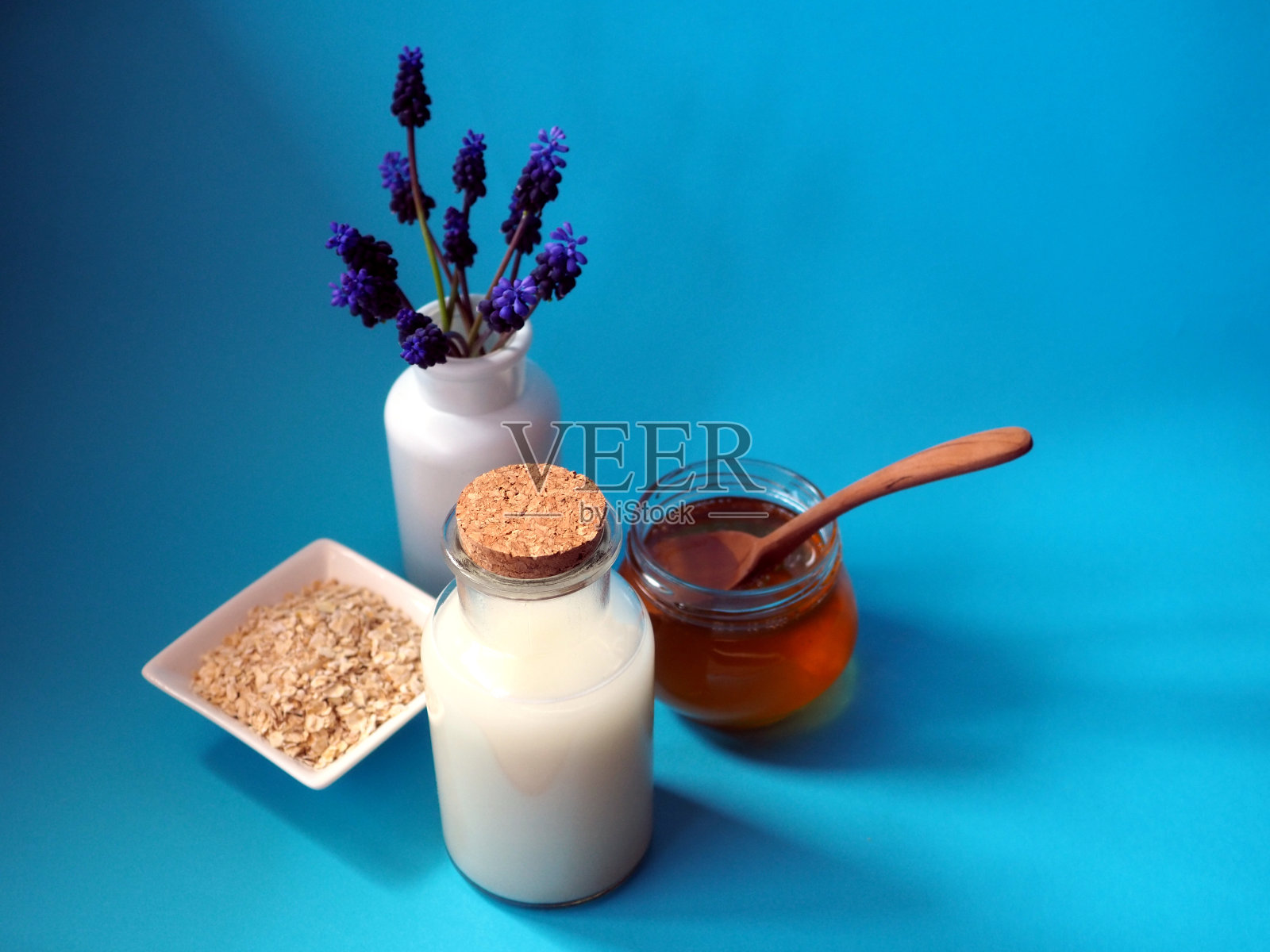 蔬菜燕麦牛奶和一瓶花照片摄影图片