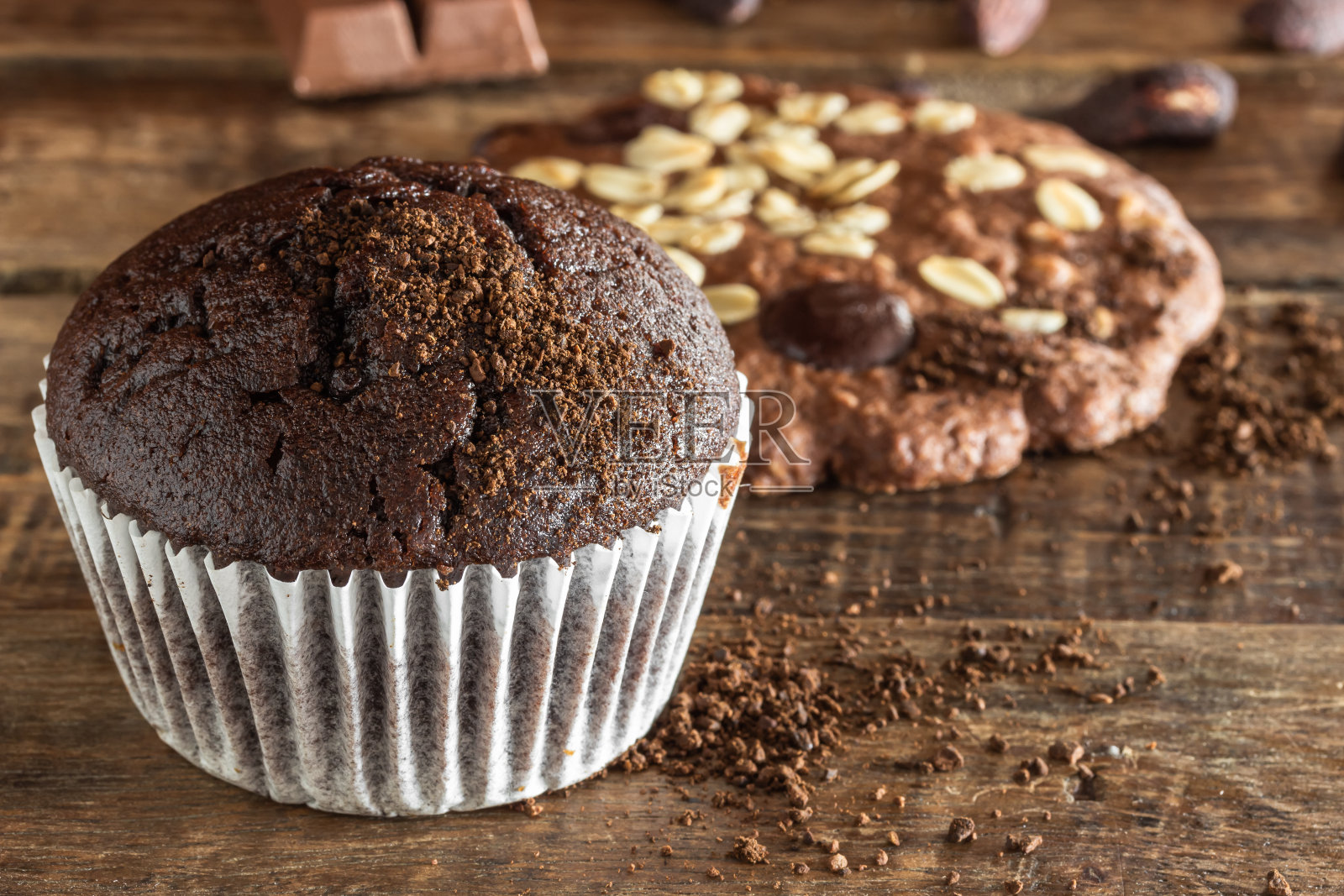 巧克力杏仁饼干和纸杯蛋糕照片摄影图片