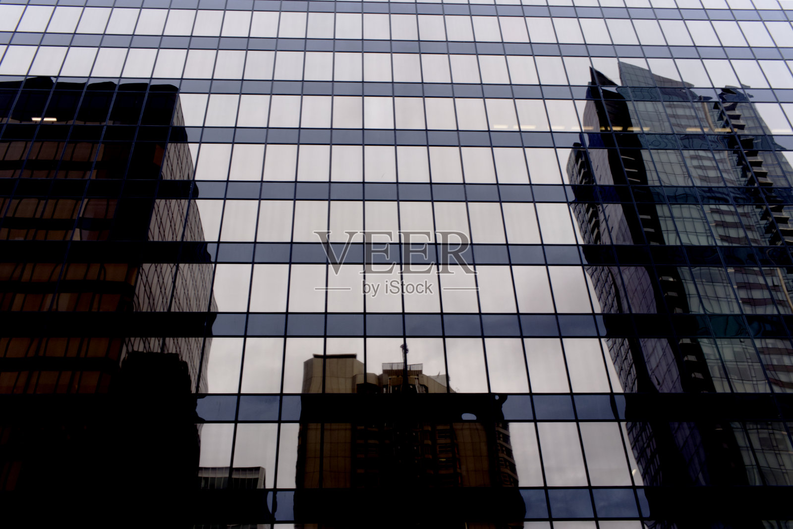 摩天大楼反映了温哥华城市的其他高层建筑-玻璃办公楼反映了市中心的建筑照片摄影图片