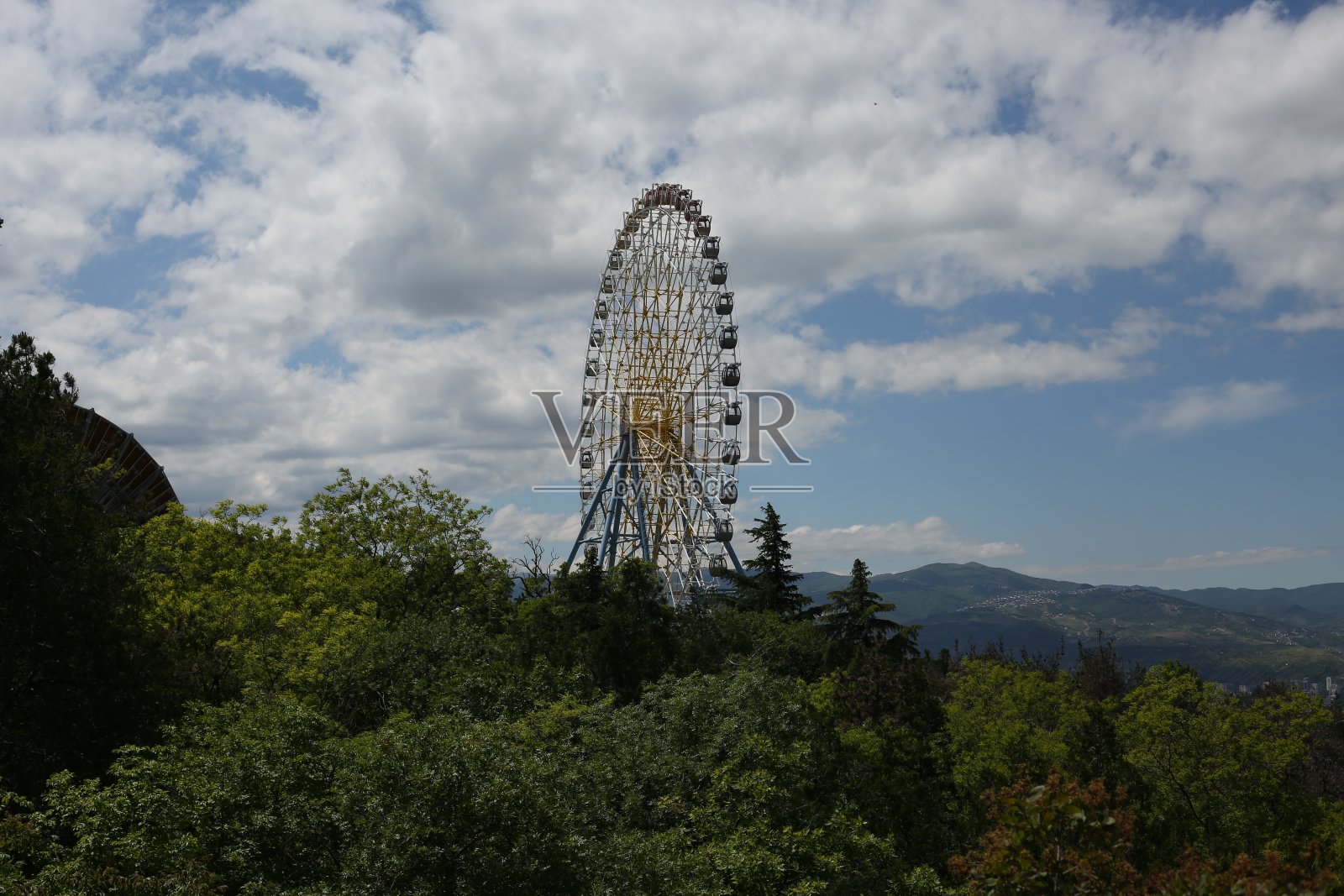 摩天轮。有一个大轮子的游乐园照片摄影图片