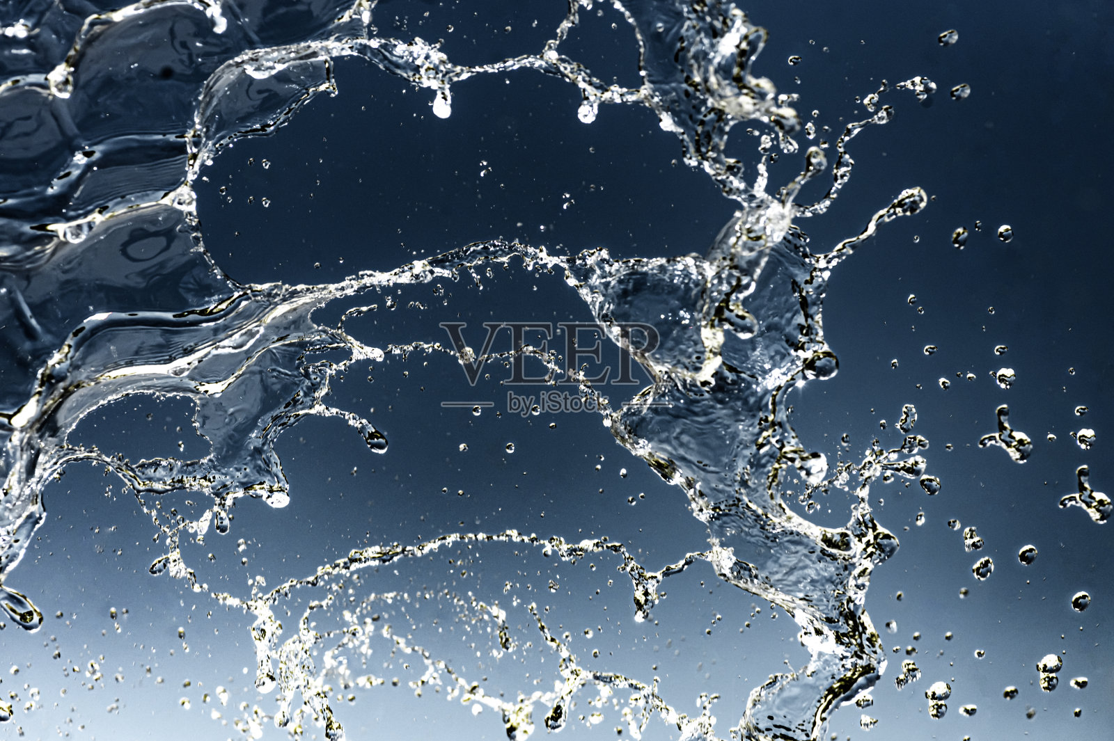 特写流动的流水纹理,运动中的水抽象而有质感照片摄影图片