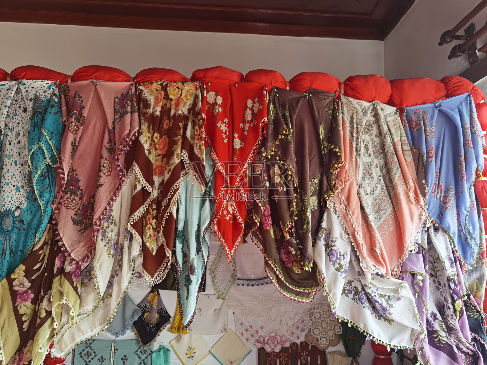 许多不同颜色和图案的围巾照片摄影图片