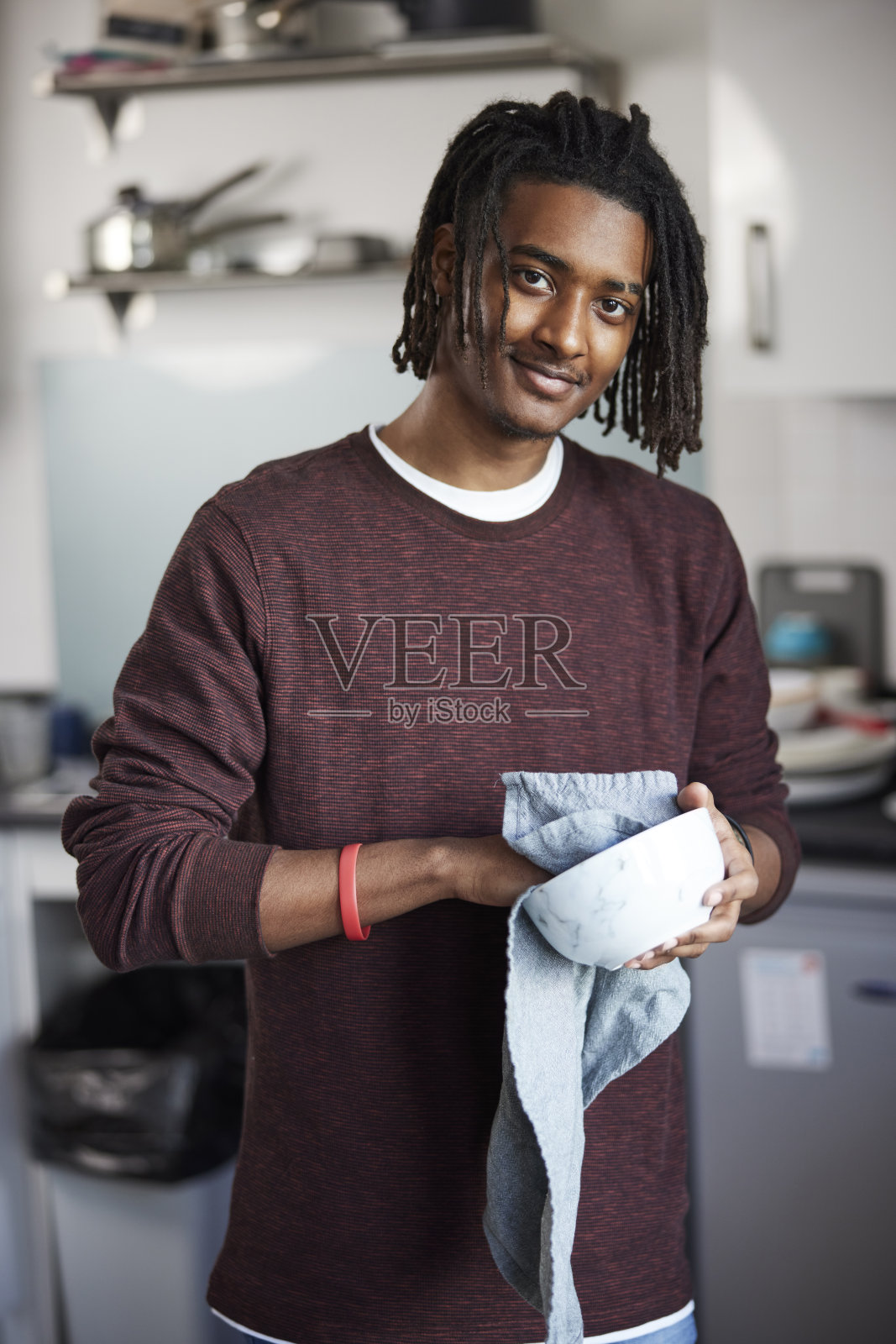 男大学生在校园厨房里晾干碗的肖像照片摄影图片