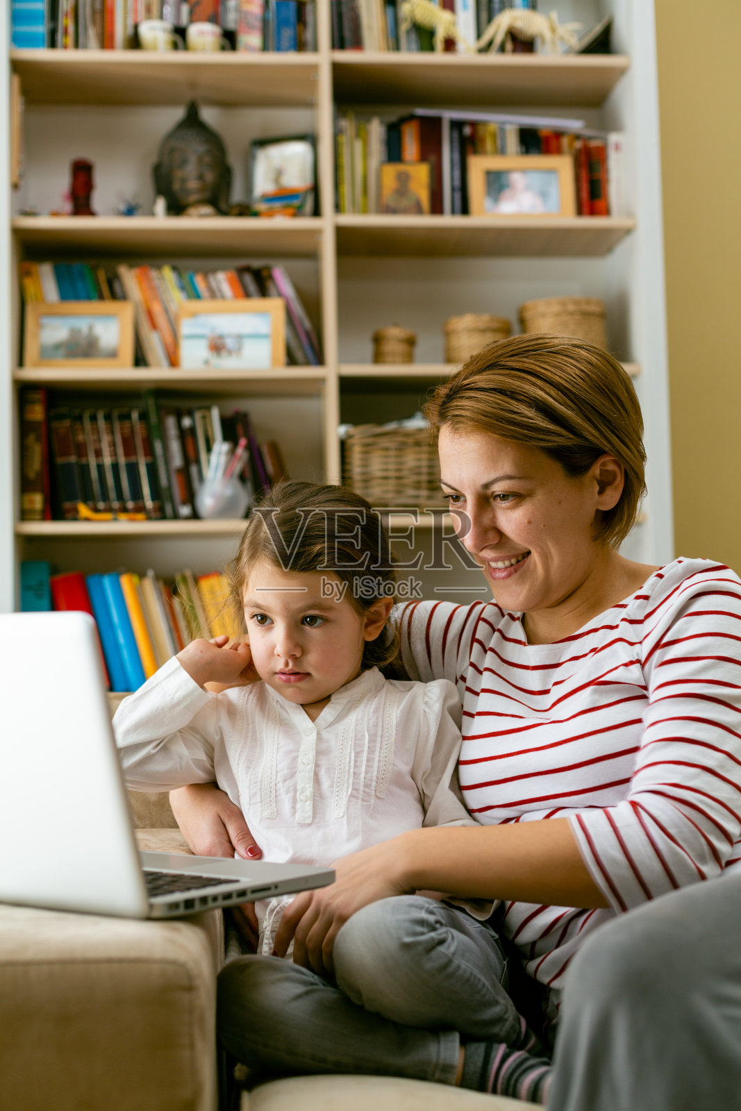 一家人在网上看视频照片摄影图片