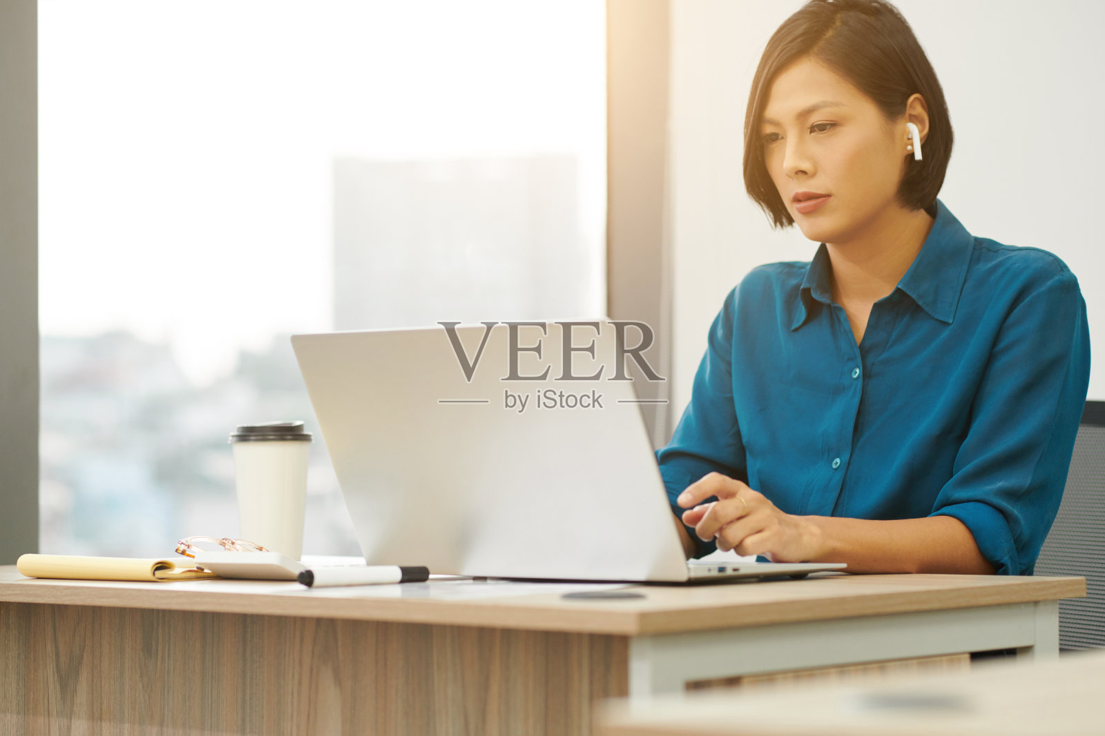 在阳光明媚的办公室工作照片摄影图片