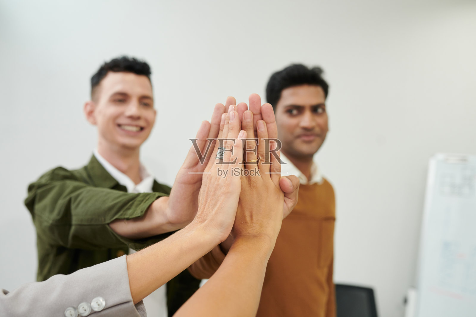 商界人士互相击掌照片摄影图片