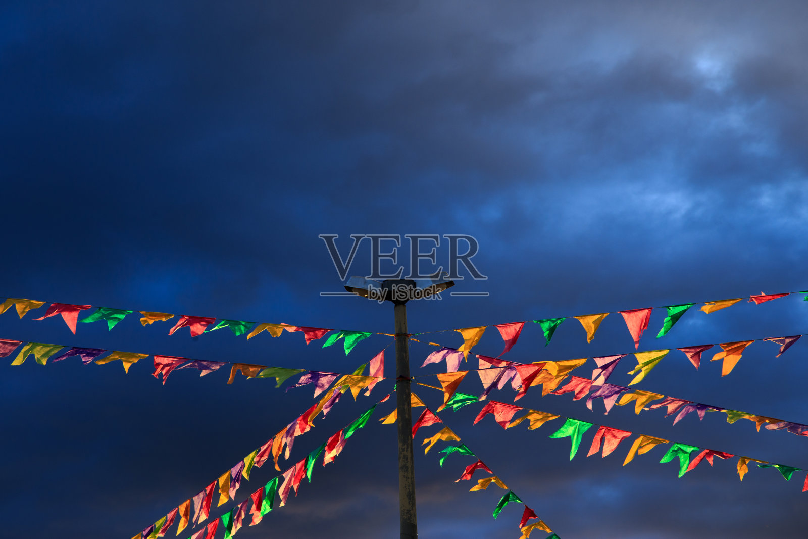 节日装饰——彩旗挂在旗杆上照片摄影图片