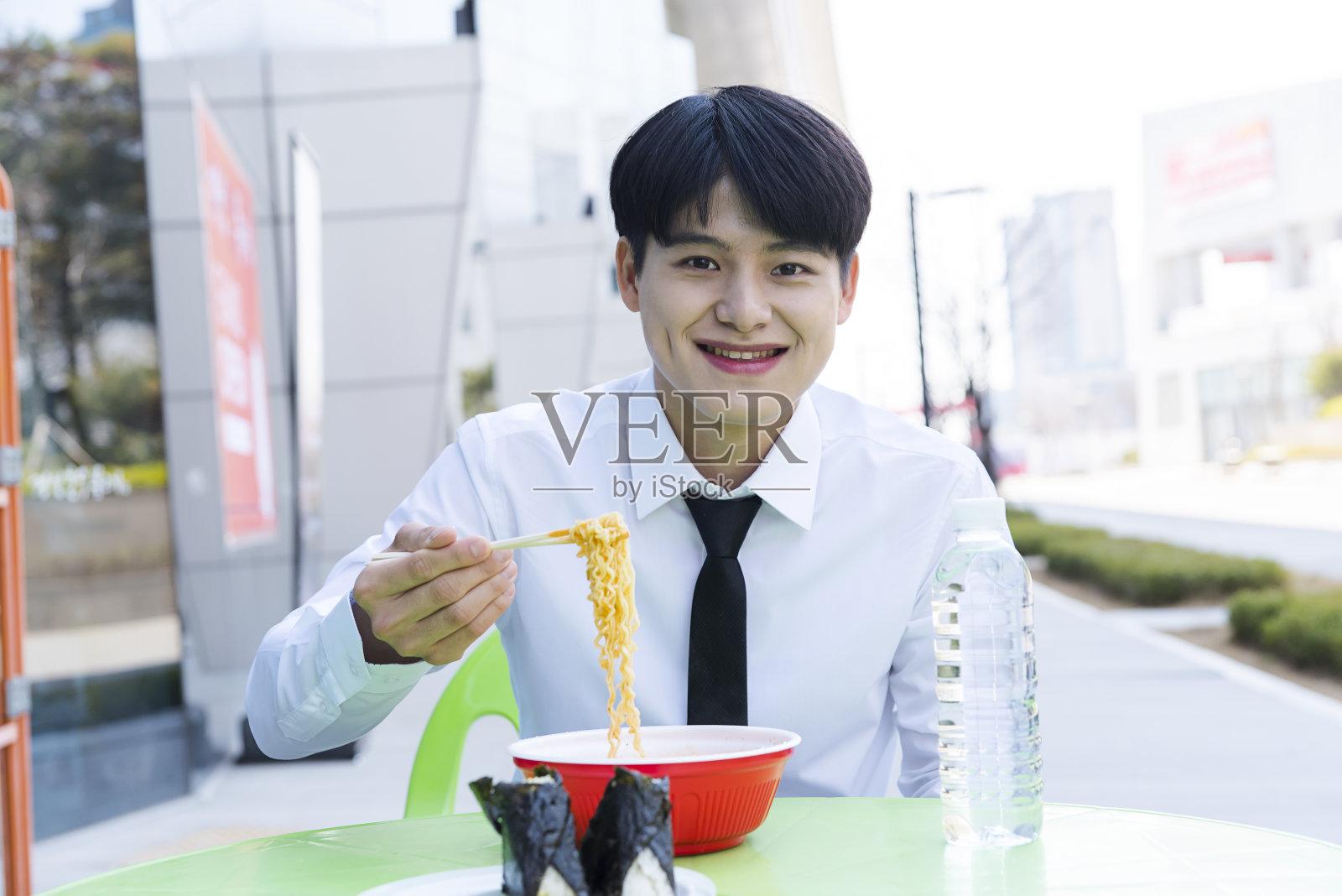 年轻人照片摄影图片