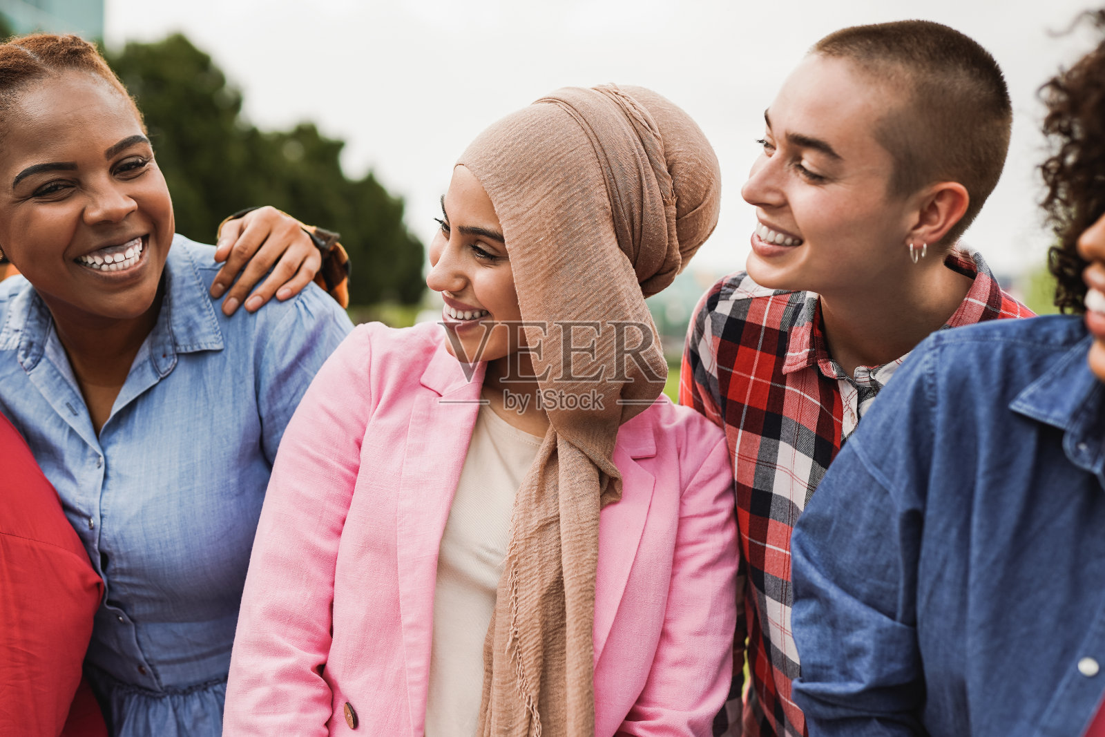 年轻女人在城市中一起玩乐照片摄影图片