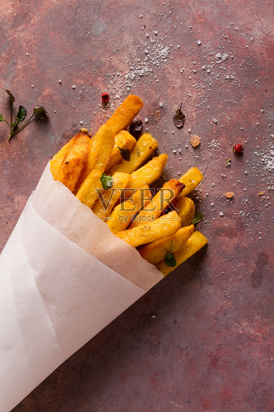 油炸薯条,装在一个纸袋里,在一个抽象的背景上,没有人,土气,照片摄影图片