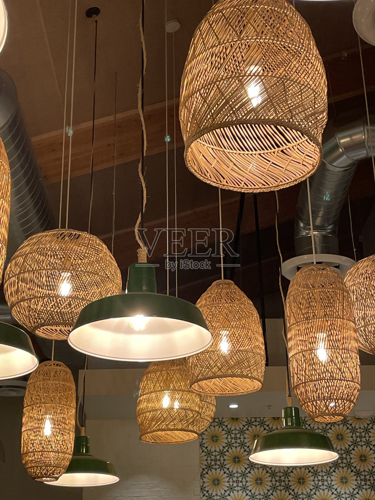室内柳条多形吊灯和装饰照片摄影图片