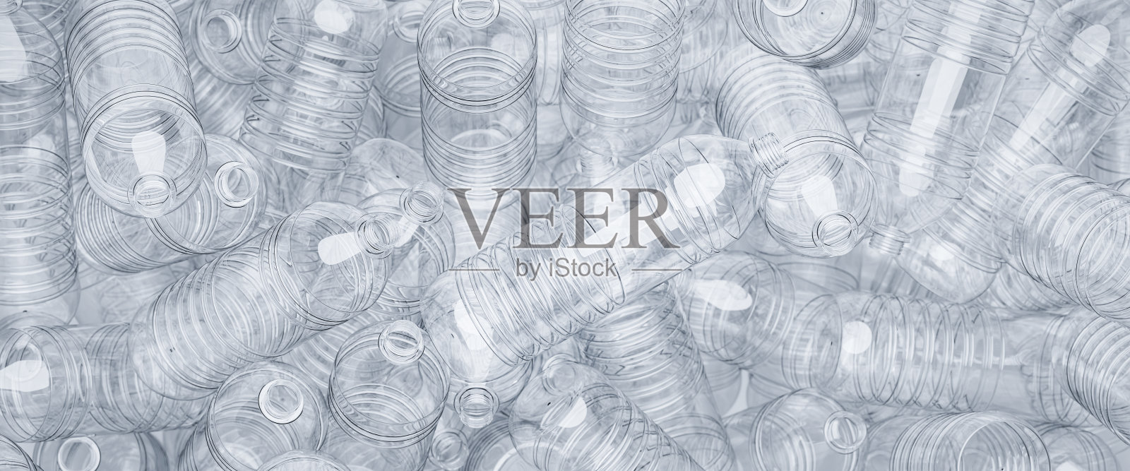 空的塑料水瓶堆在一堆。环保意识的概念。Web横幅格式照片摄影图片