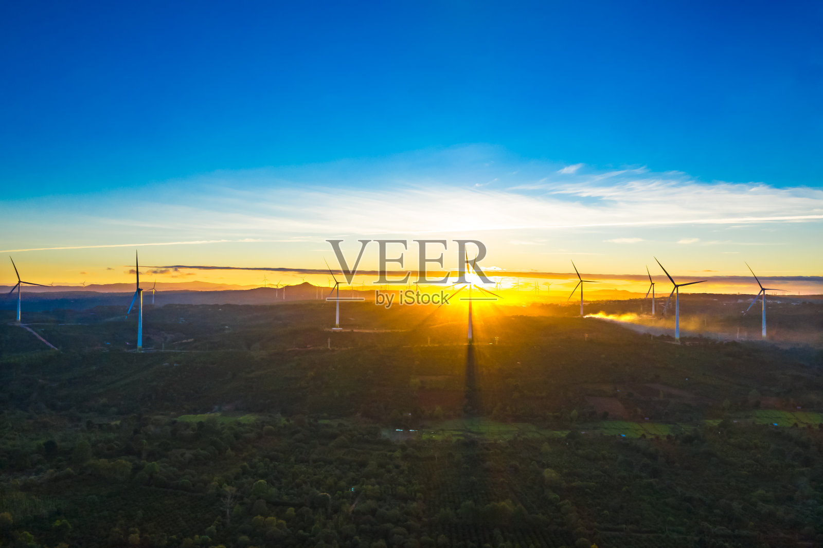 风力涡轮机在日出发电厂是替代电力,可持续资源的概念。绿色能源理念减少全球变暖和气候变化和污染照片摄影图片