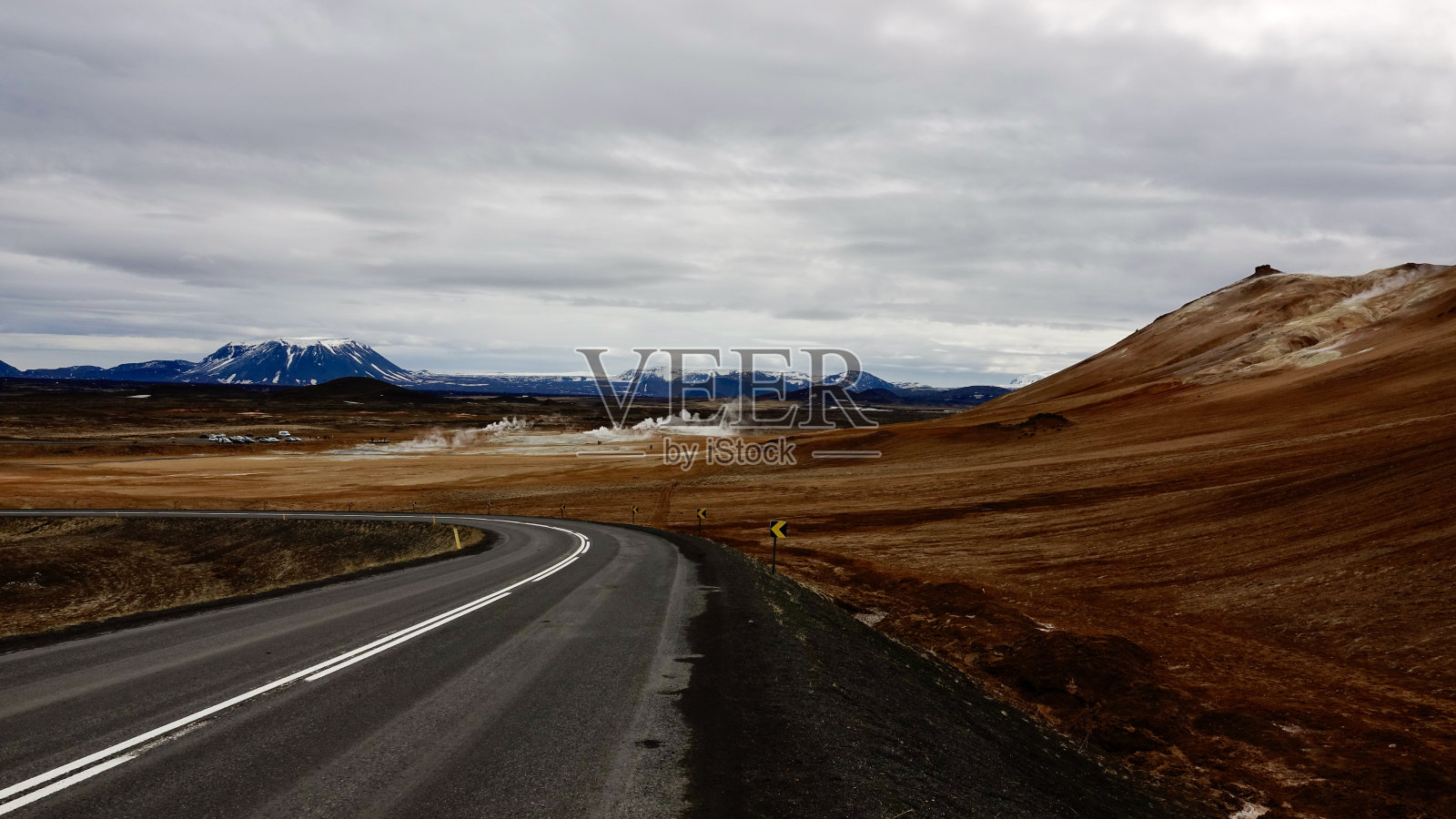 通往地平线的路。照片摄影图片