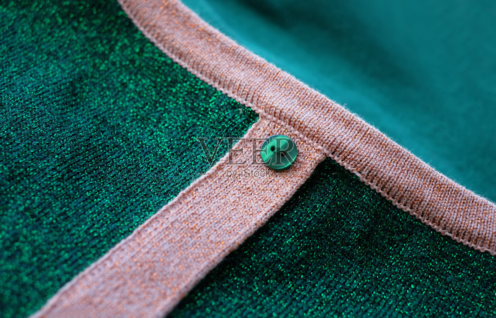 带单颗纽扣的绿粉针织套头衫特写照片摄影图片