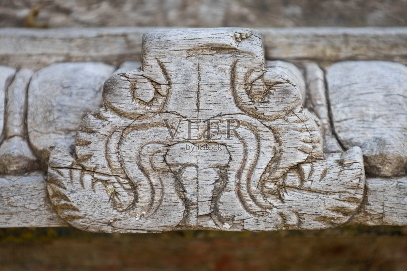 巴厘祭坛上的古代木雕艺术品照片摄影图片