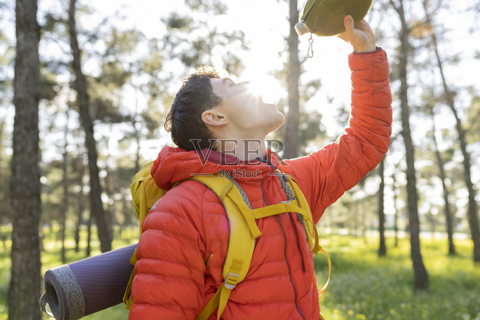 徒步旅行者在山上从他的水瓶里喝水——高加索人——人,喝和自然的概念照片摄影图片