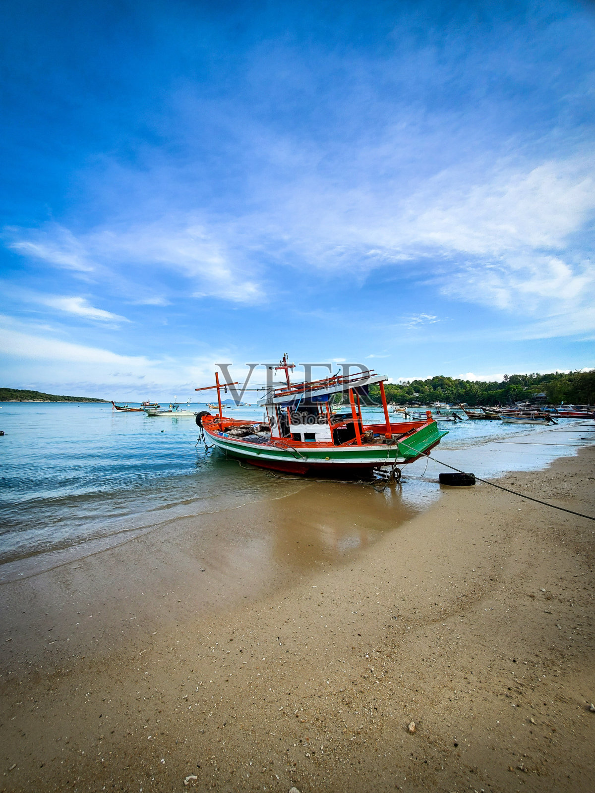 海岸线上的船只照片摄影图片