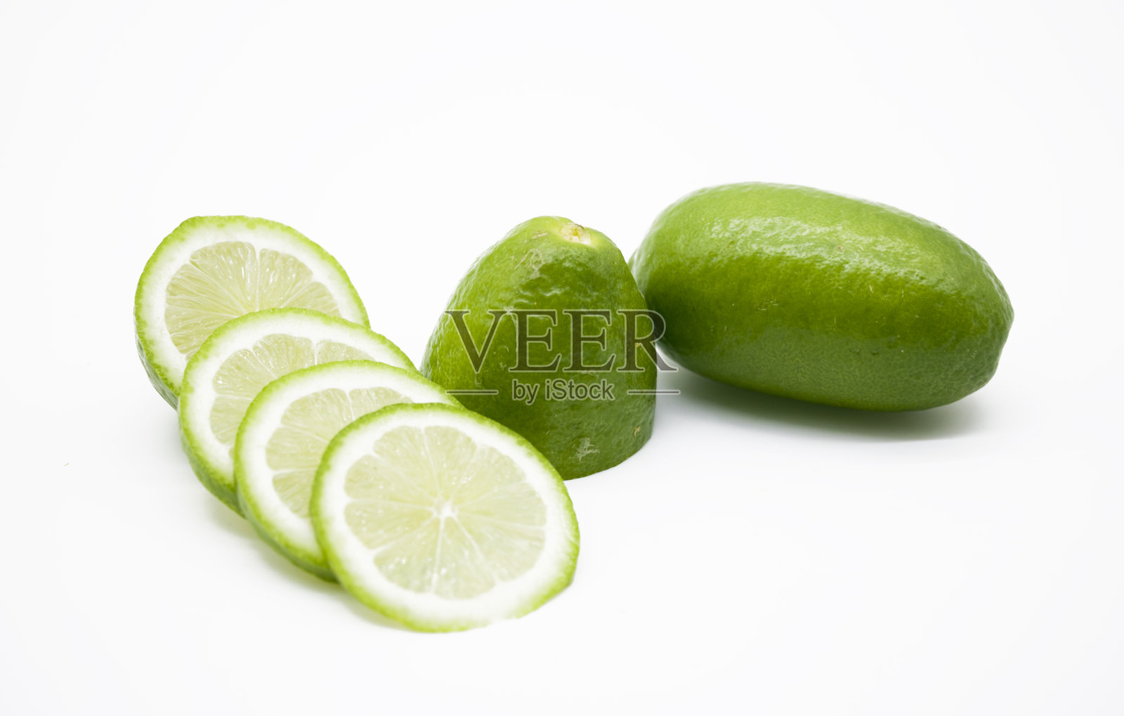 新鲜的整片绿色柠檬切片,放在白色背景上照片摄影图片