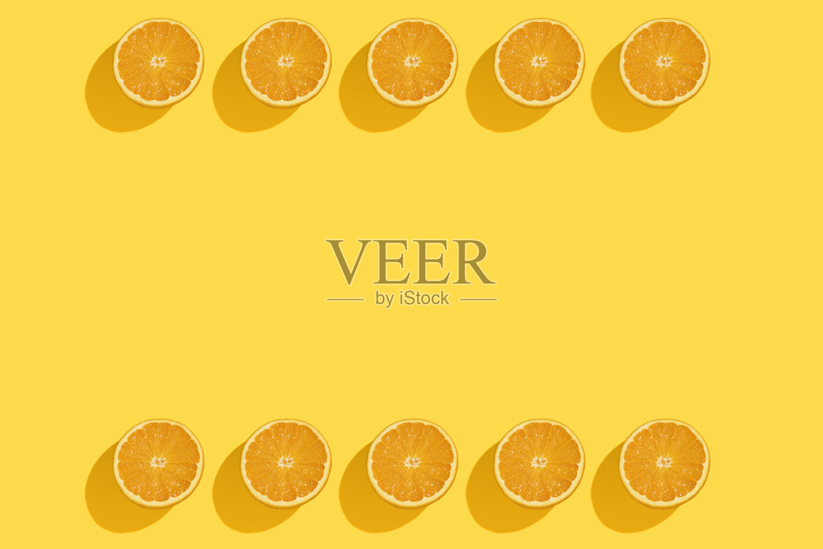 新鲜的橙色在黄色的背景上。照片摄影图片