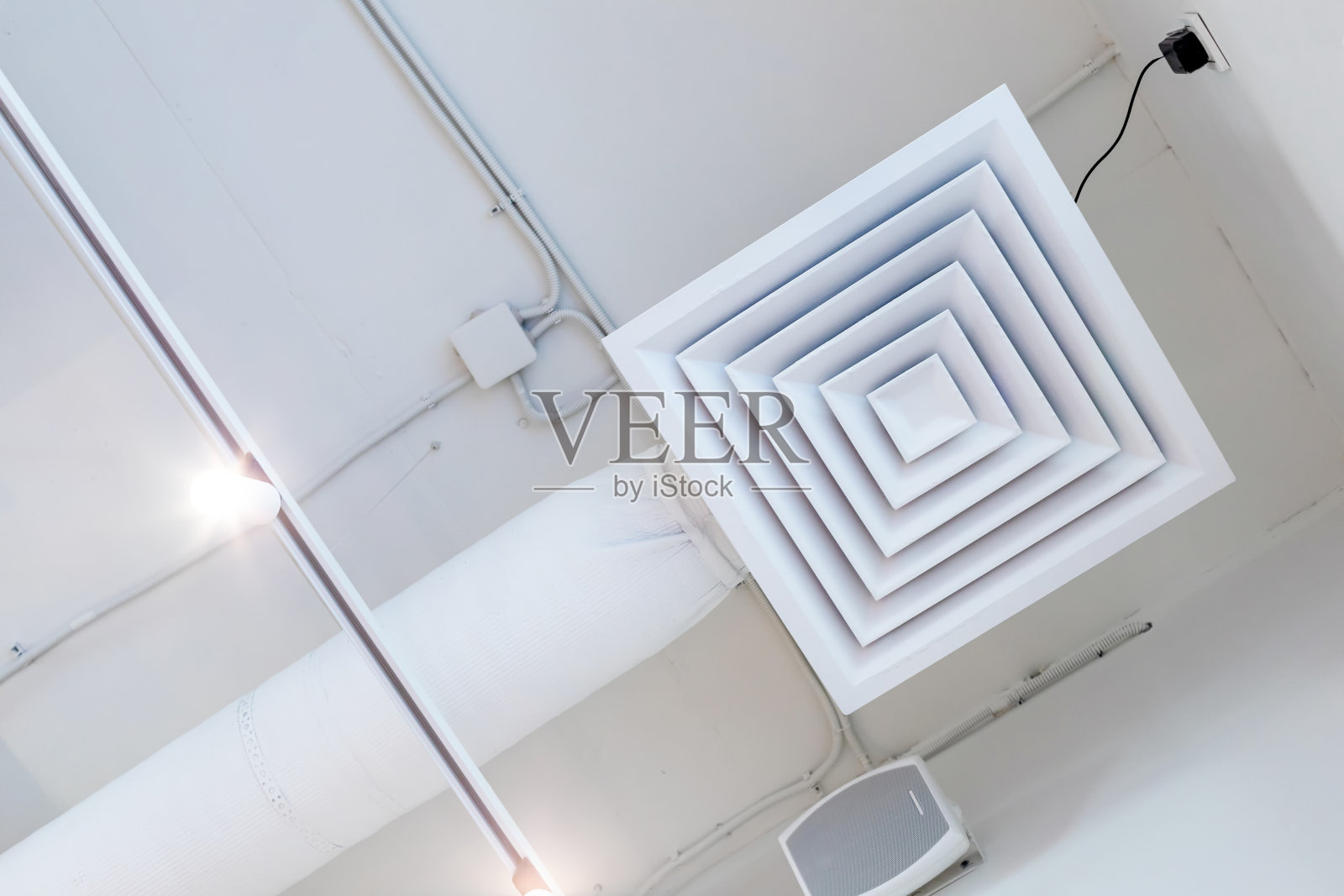 咖啡店、商务房、仓库吊顶供、排风系统管道照片摄影图片