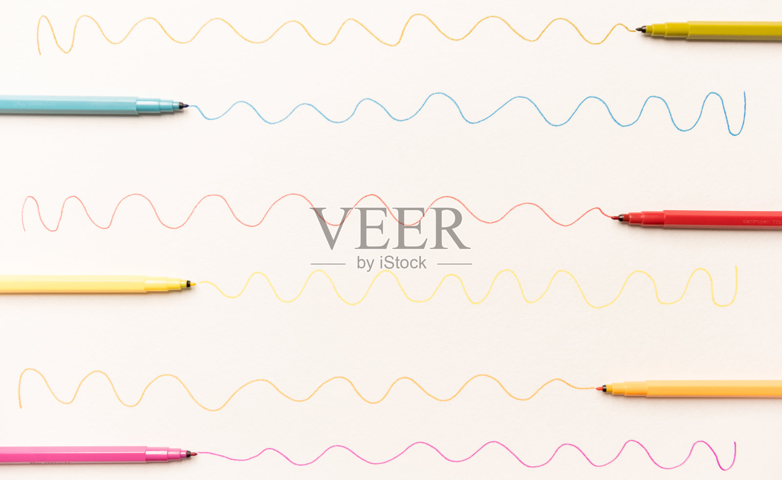 用彩色笔在白纸上画出不同的线条照片摄影图片
