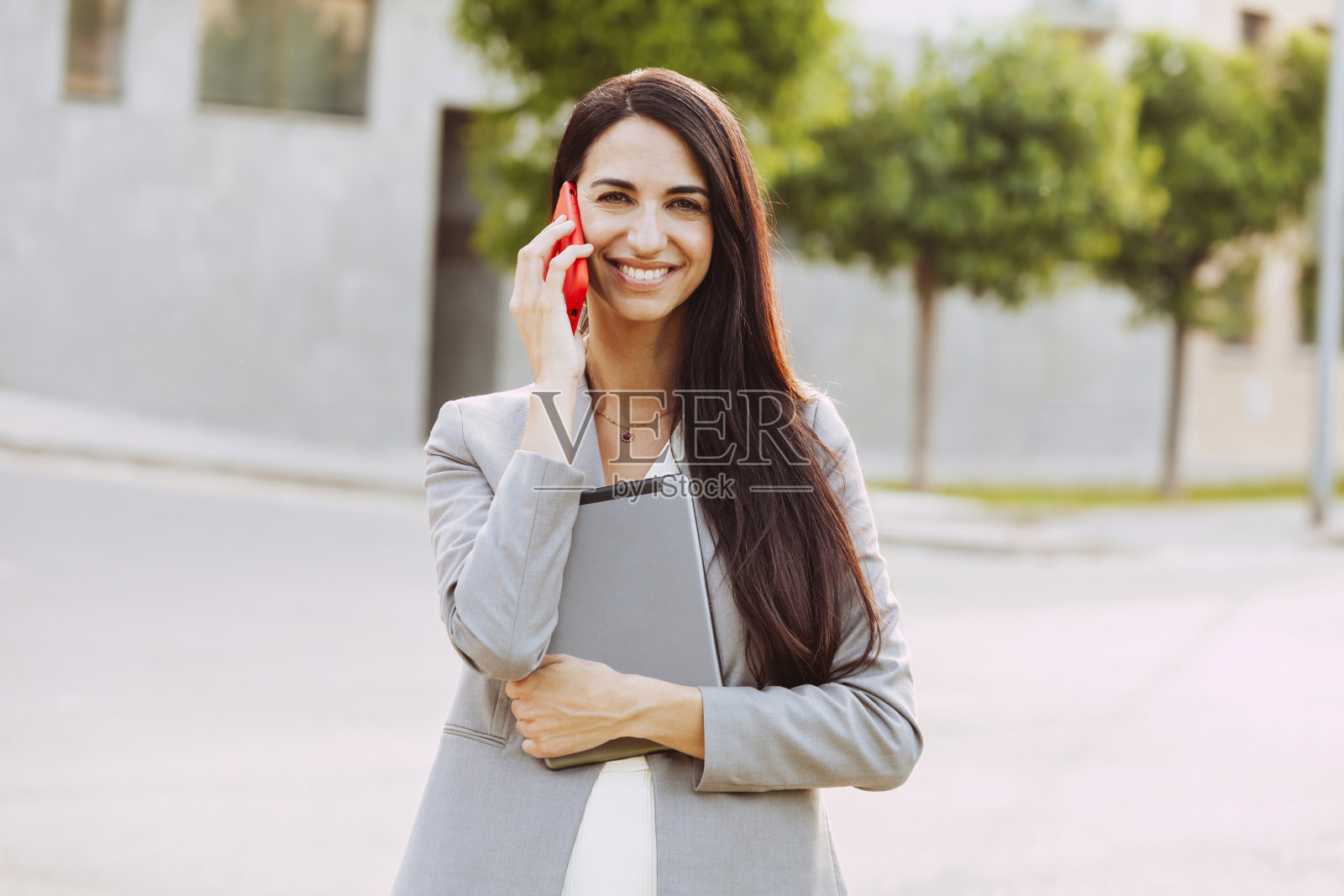 白人女商人在街上用手机打电话照片摄影图片