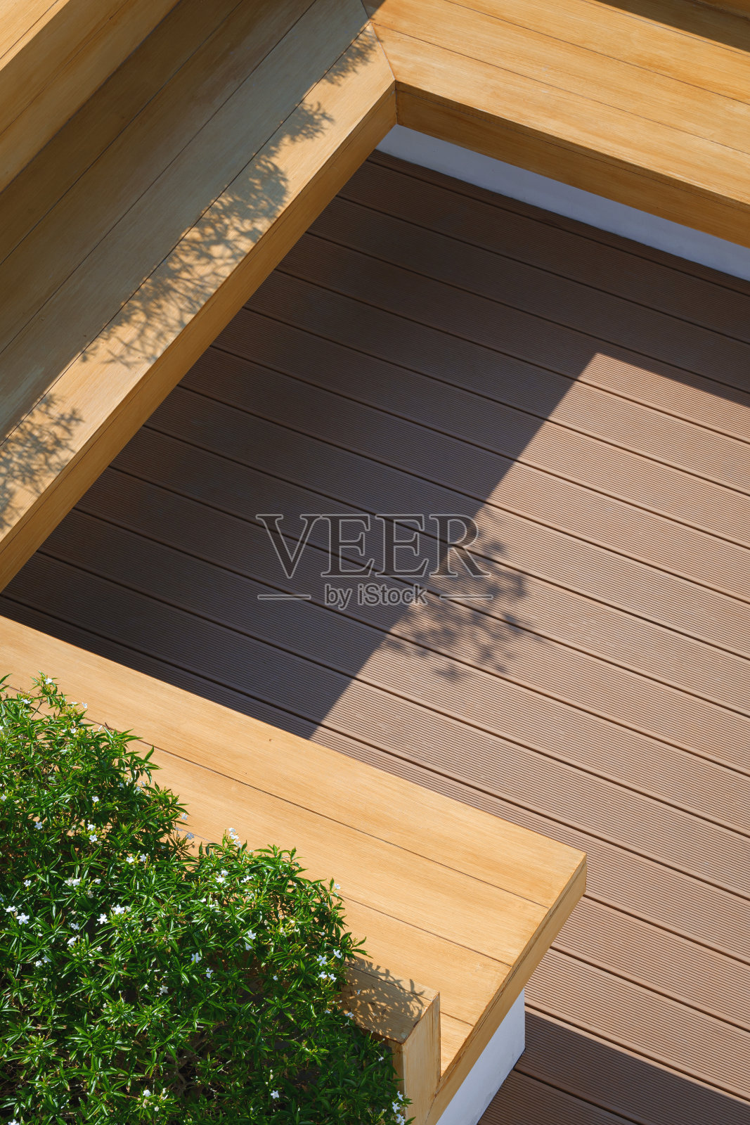 古着咖啡店玄关区域的人造木地板上的空木凳和绿色植物的俯视图照片摄影图片