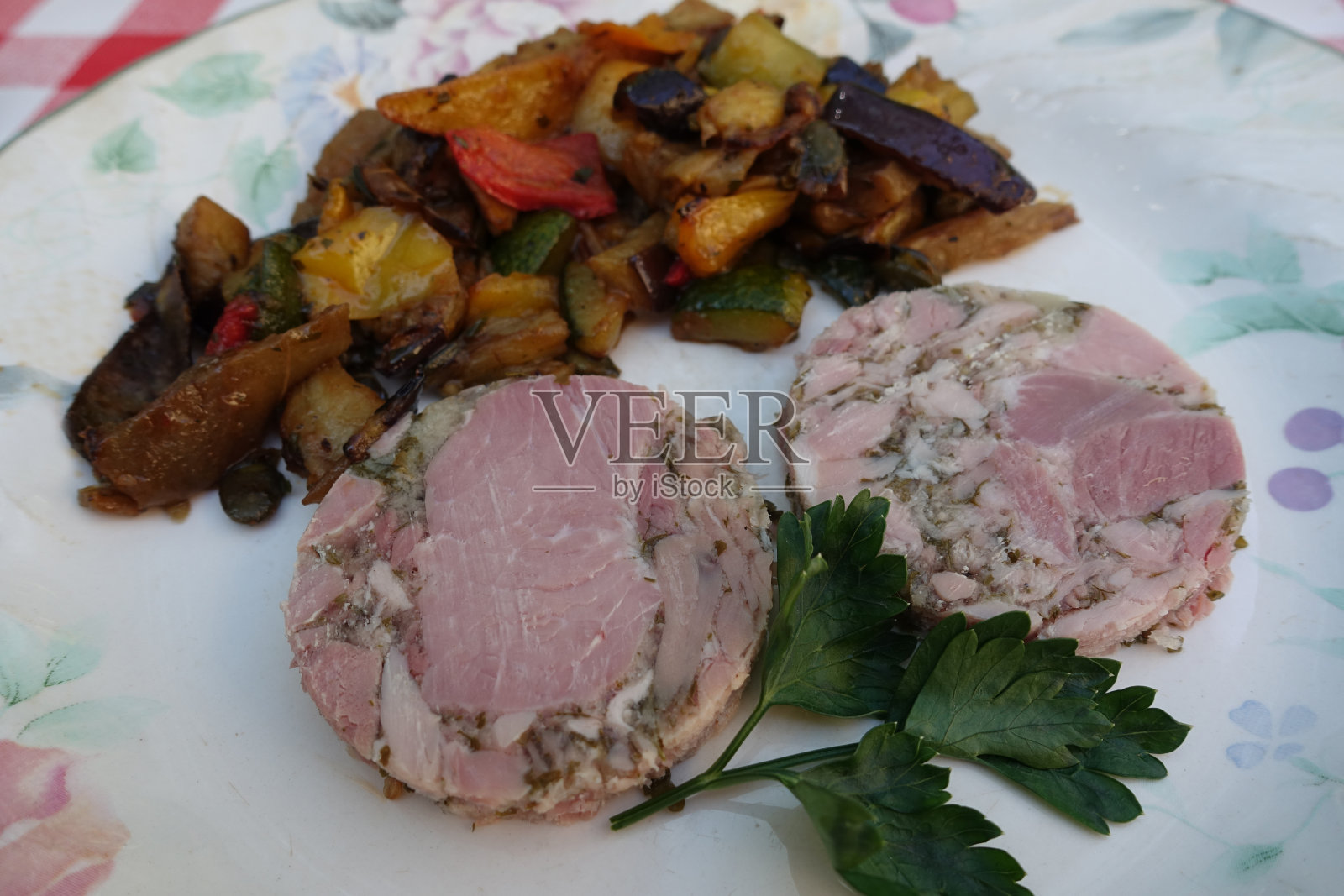 来自法国勃艮第的欧芹火腿配平底锅煎什锦蔬菜照片摄影图片