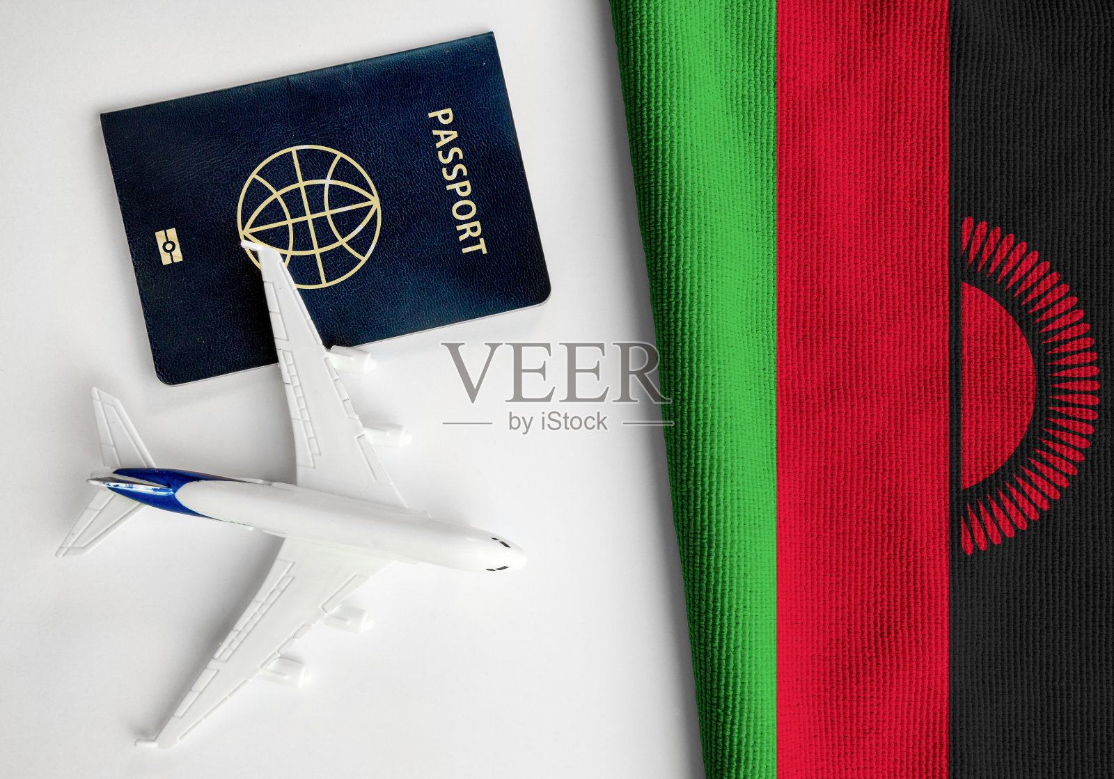 马拉维国旗,护照和玩具飞机。照片摄影图片