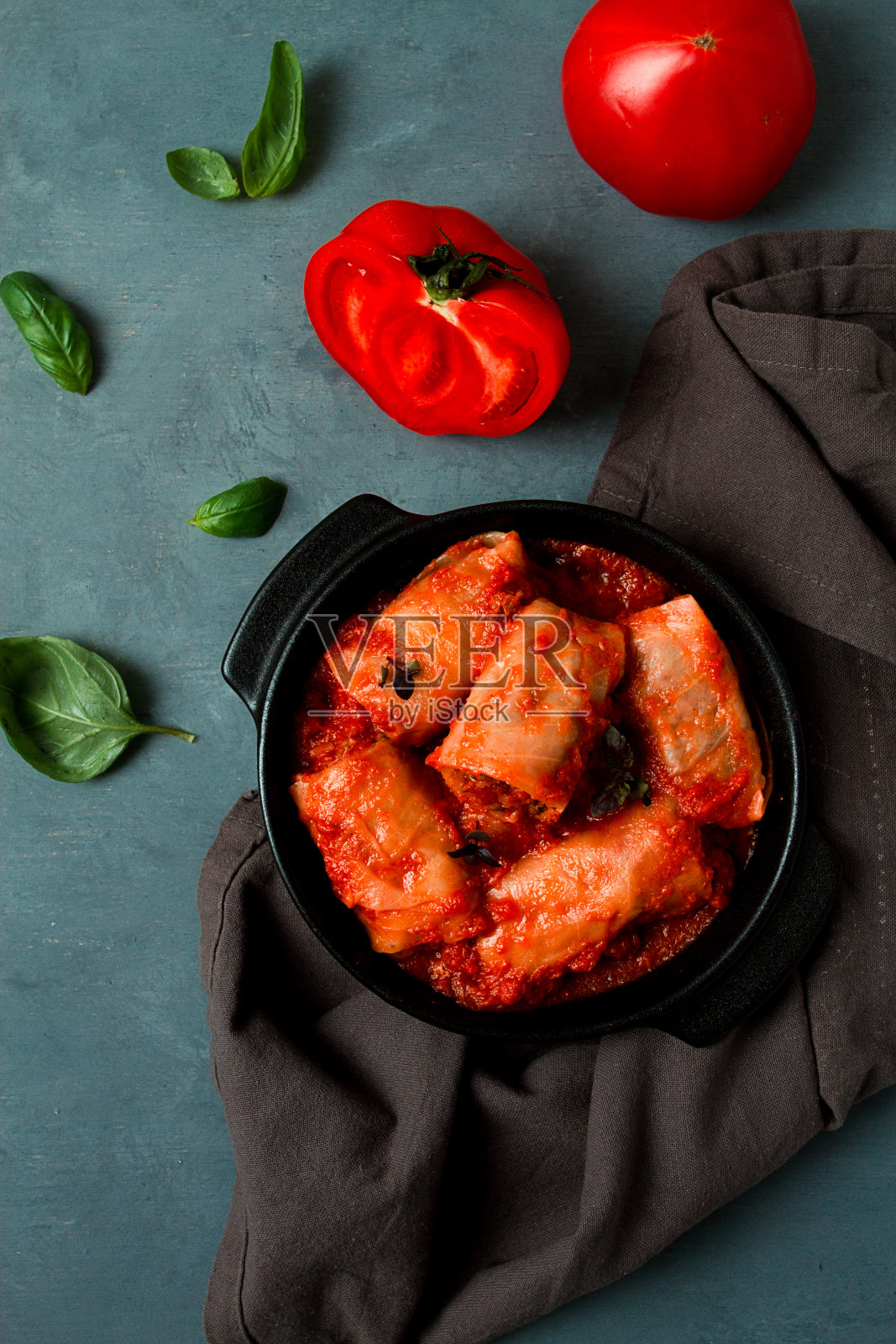 西红柿酱包菜卷,包菜叶,肉末配米饭,背景是深色的,俯视图,没有人,照片摄影图片