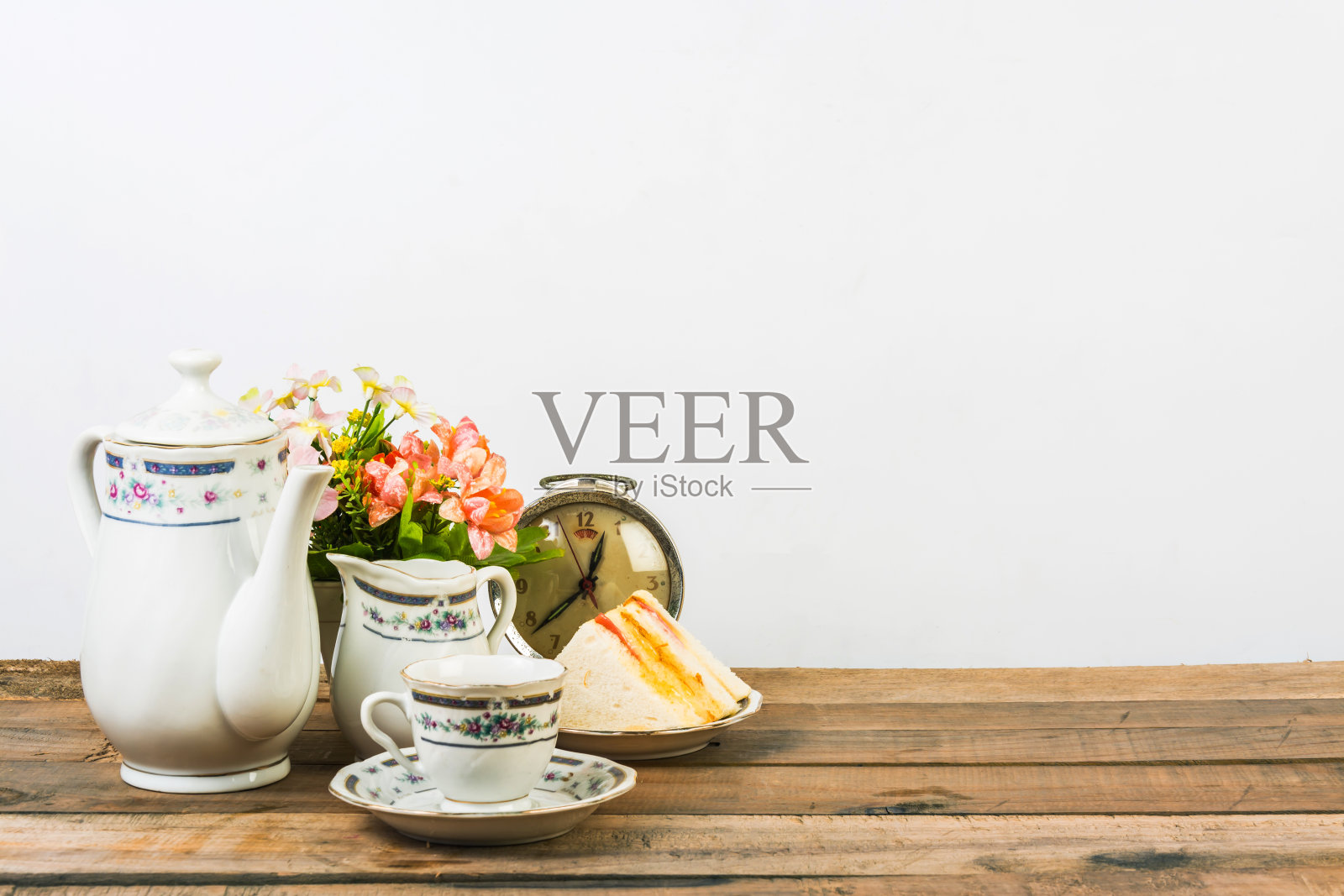 茶叶成分,茶具放在白色的背景上照片摄影图片