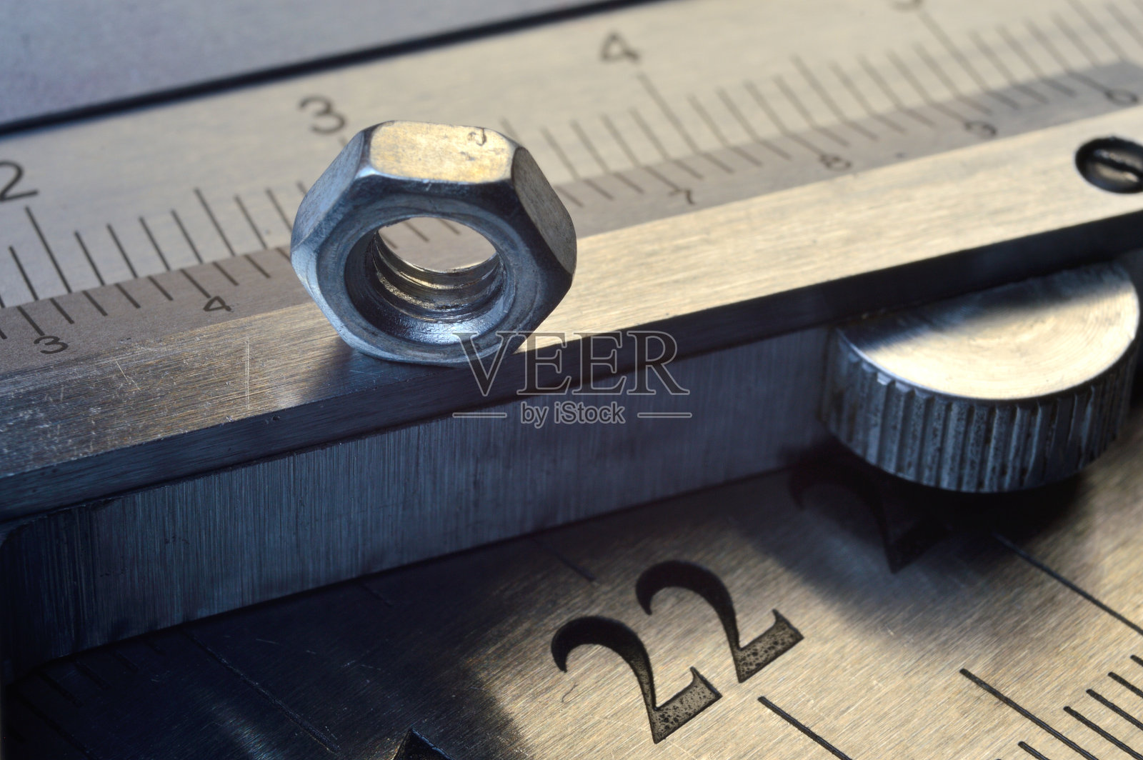 精准测量工具:卡尺和金属尺与螺母照片摄影图片