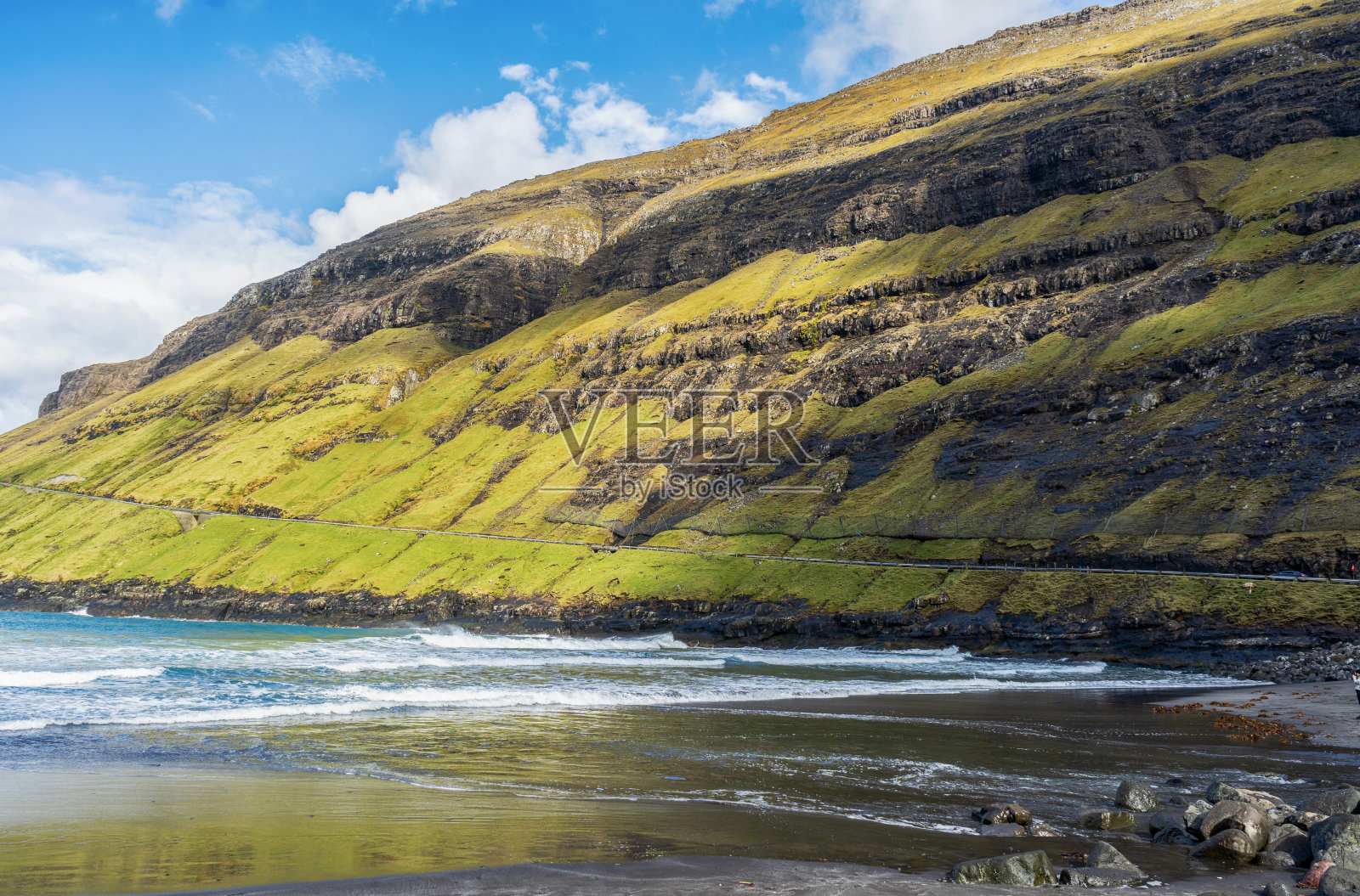 公路附近有美丽的山峦,和海湾。法罗群岛。丹麦、欧洲。风景。大自然。旅游的概念照片摄影图片