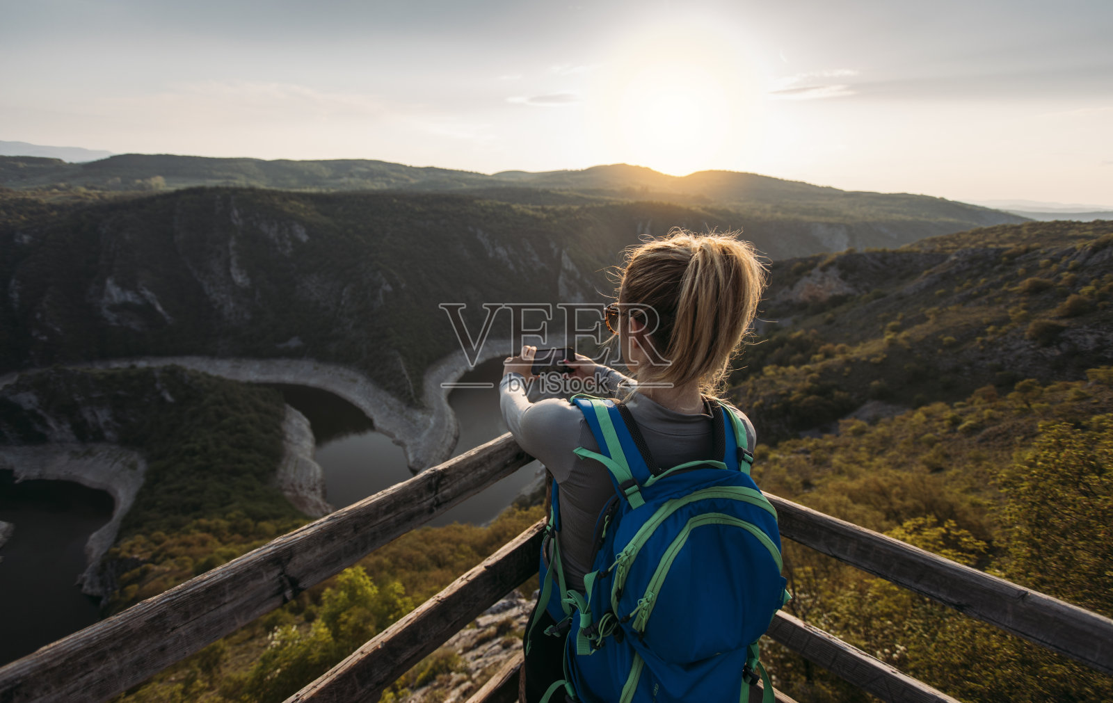 年轻的徒步旅行者拍摄峡谷的照片照片摄影图片