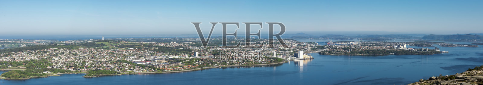 从Sandnes附近的Lifjel山俯瞰Gandsfjord和Stavanger城的壮观全景照片摄影图片