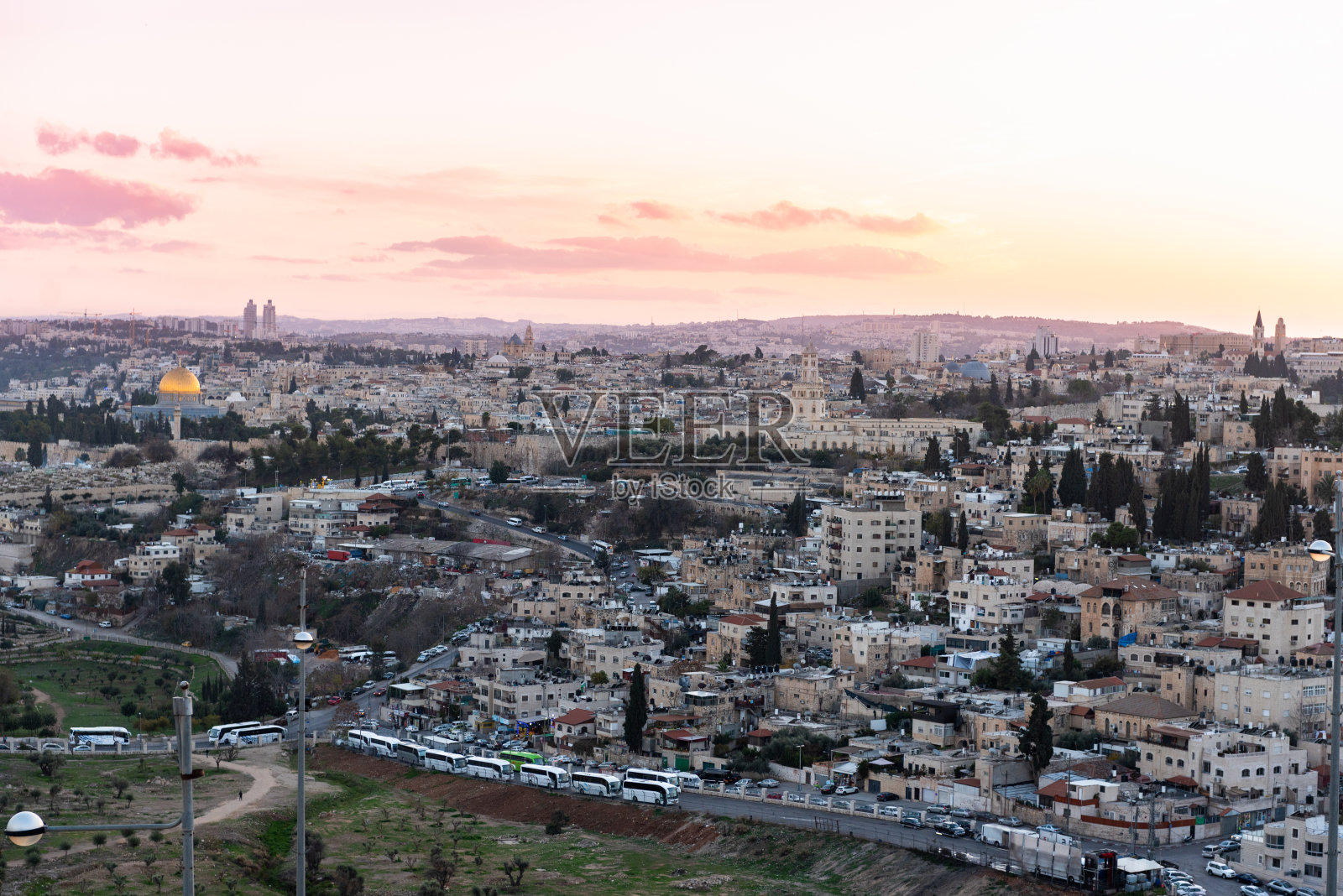 以色列耶路撒冷城市景观。日落时分和背景中的耶路撒冷老城照片摄影图片