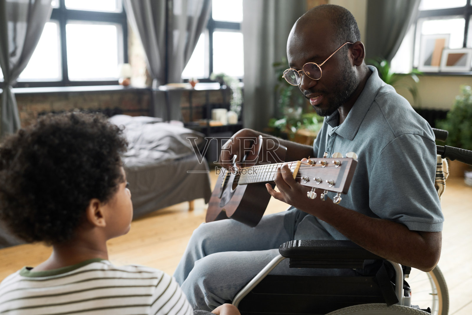 父亲和儿子用吉他唱歌照片摄影图片