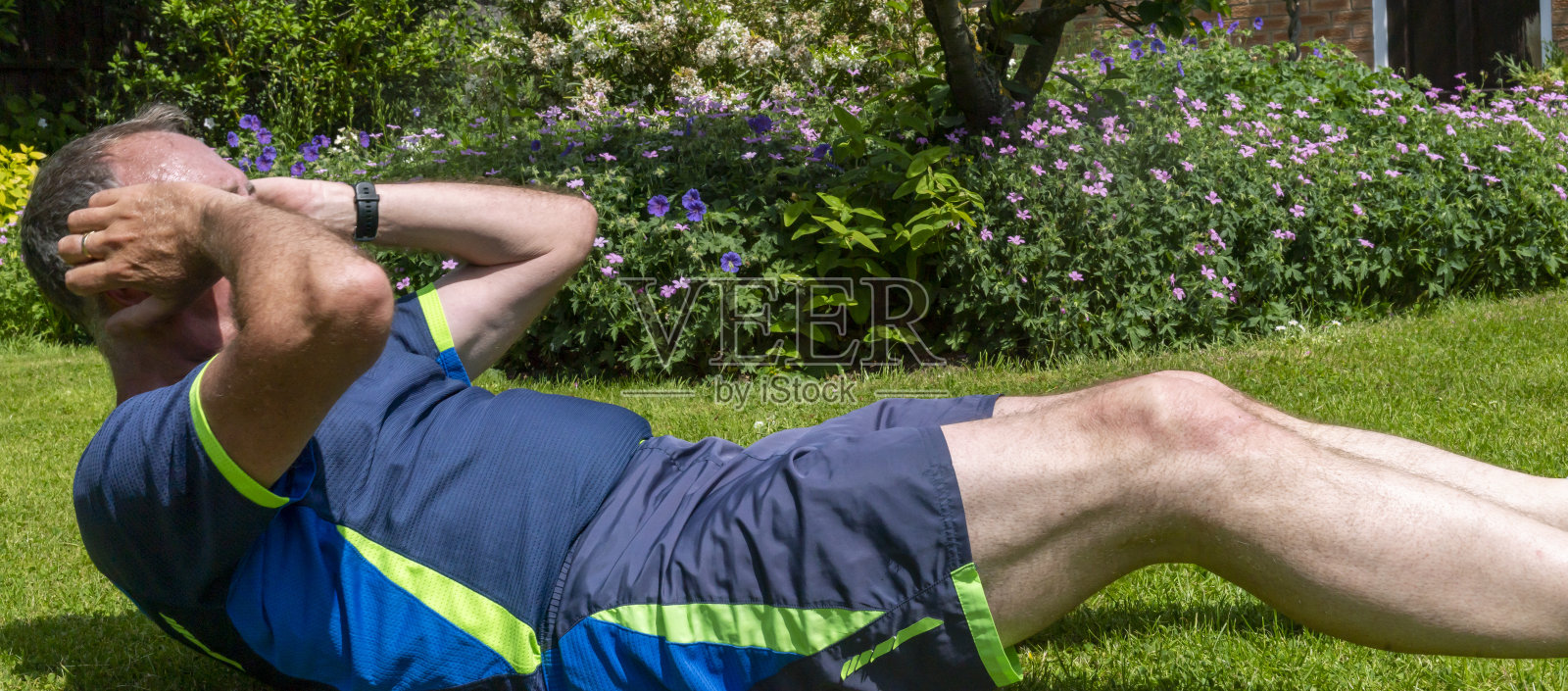 一位老人在自家后花园锻炼身体照片摄影图片