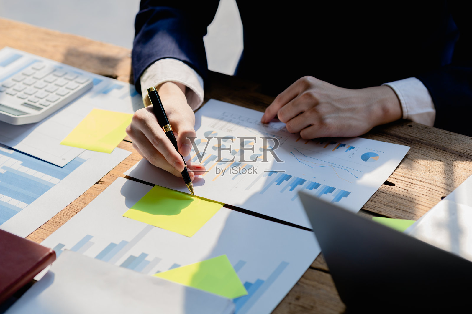 一个商人在查看财务文件,他拥有一家创业公司,他坐在那里查看由财务部门准备的公司财务摘要。创业公司的管理理念。照片摄影图片