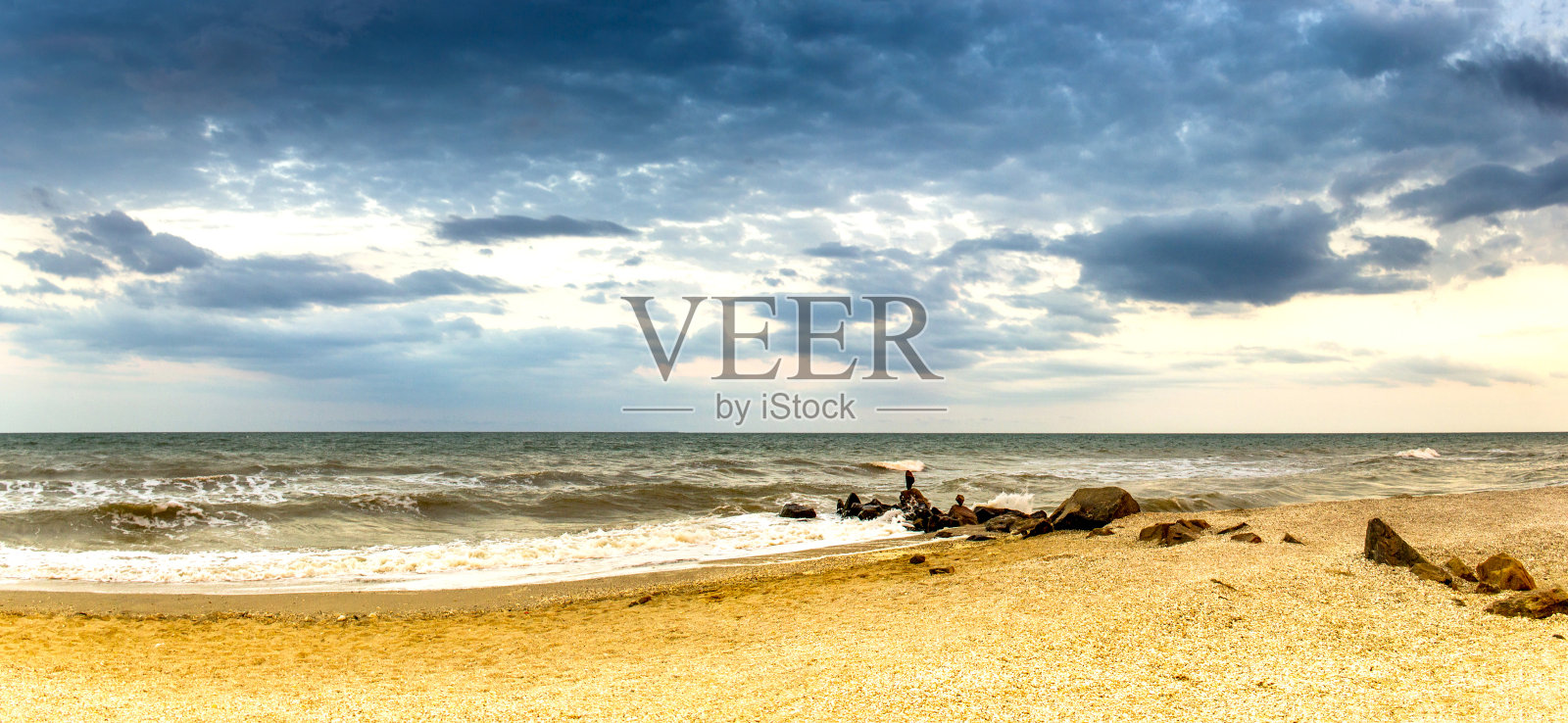 乌克兰亚速海,暴风雨天气下的海洋景观照片摄影图片