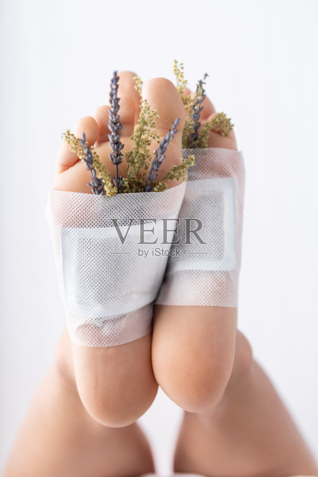 脚垫排毒天然草药。照片摄影图片