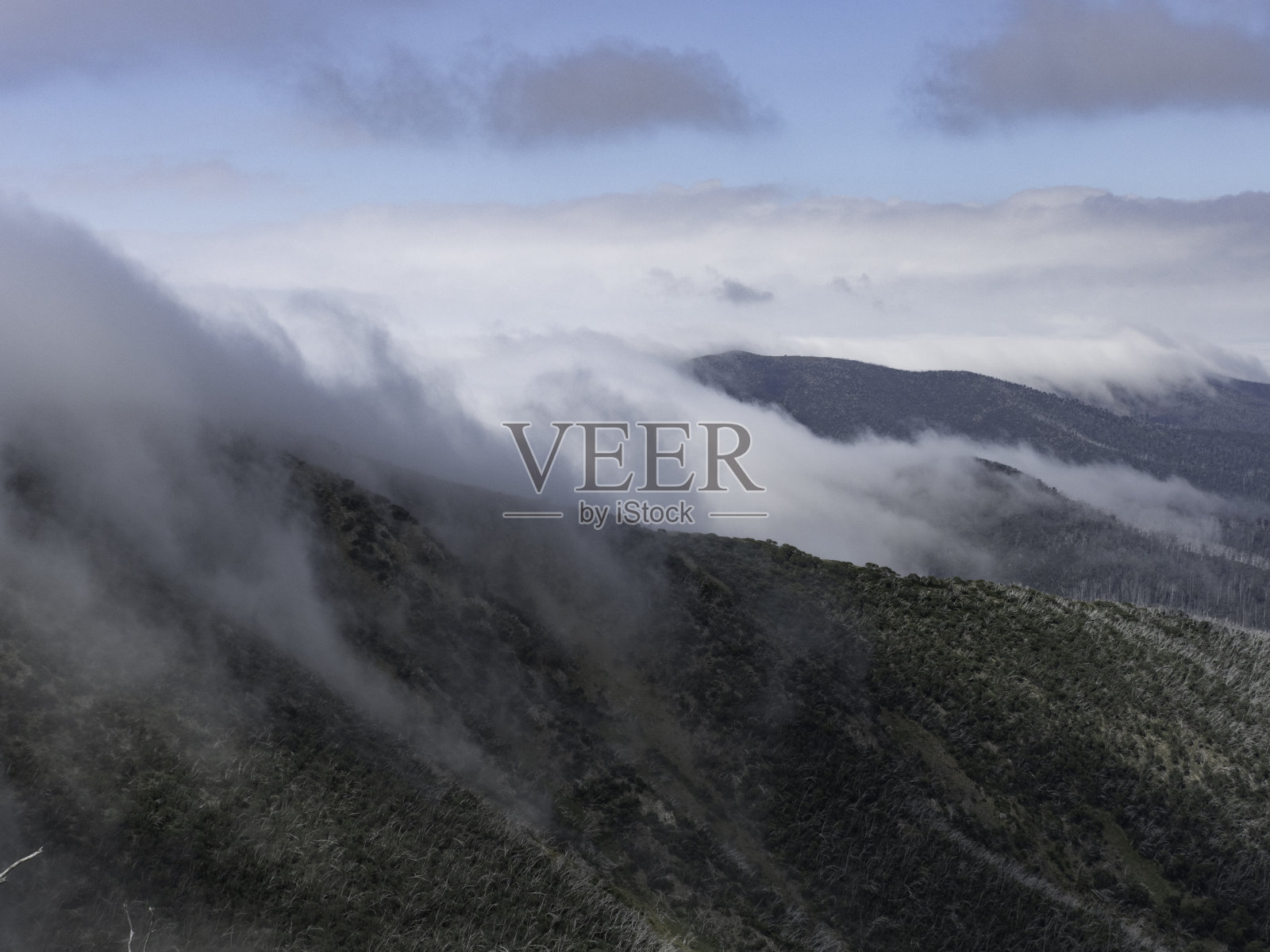 云翻山越岭照片摄影图片