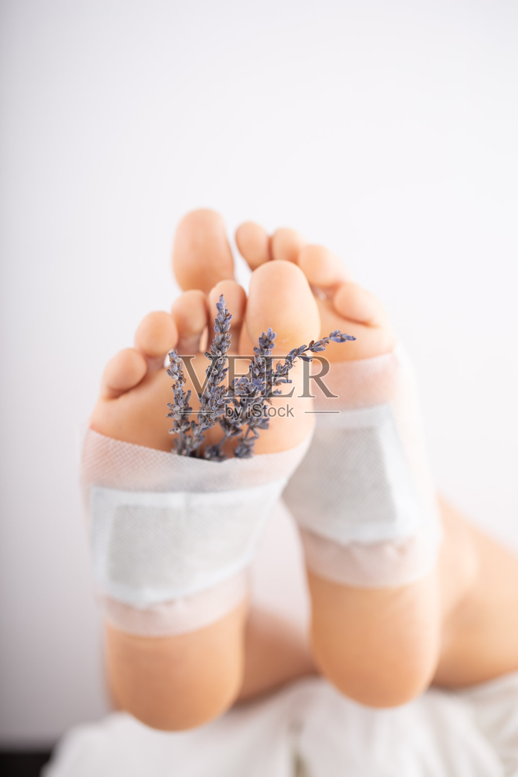 脚垫排毒天然草药。照片摄影图片