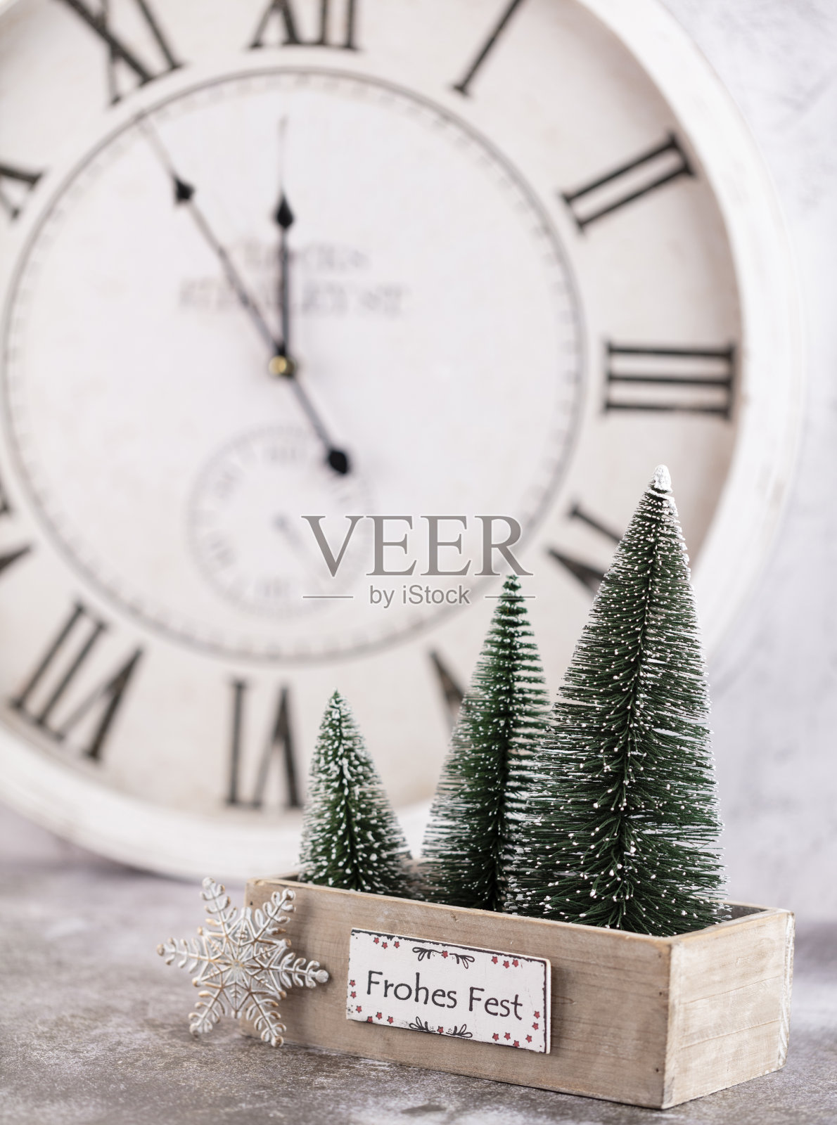 带有冬季装饰的圣诞钟。新年快乐概念照片摄影图片